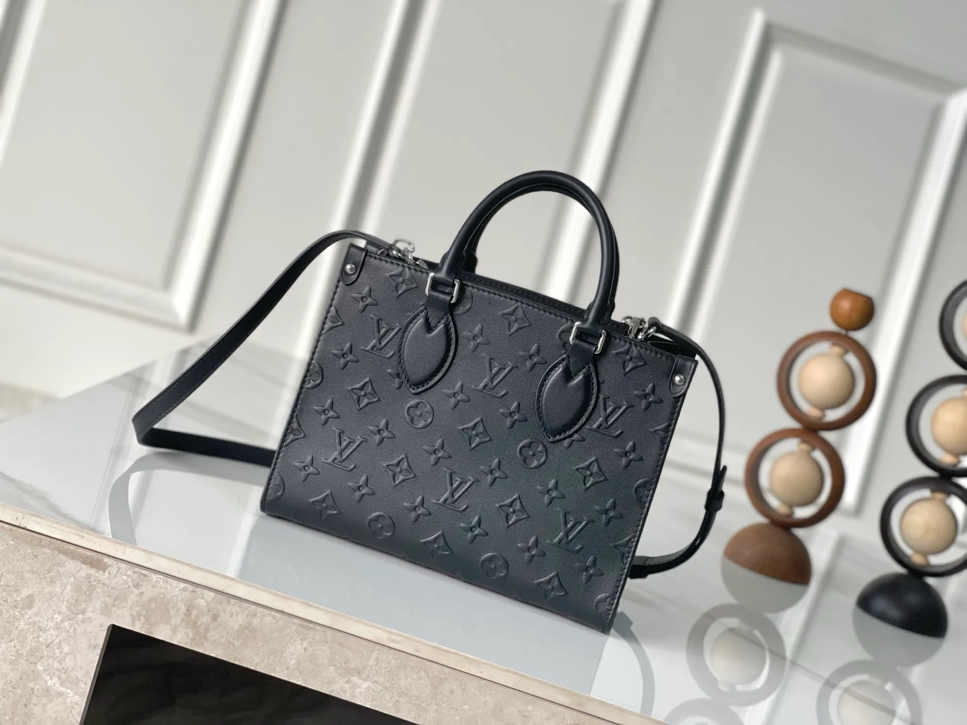 💰1180 (top layer leather) top original single M14576 top layer leather 163C01 dynamic code change. This OnTheGo small handbag comes from the Monogram Bold series, finishing the 2025 spring and summer show with its neat structure. The Monogram embossed leather bag features dazzling metal hardware and a detachable braided chain. It has ample space to accommodate daily essentials, making it a perfect choice for urban commuting and weekend outings. 25.0 x 19.0 x 11.5 cm (L x H x W) • Cow leather • Cow leather trim • Textile lining • Metal hardware • Holds 11" tablet, 6.7" smartphone, Sarah long wallet, notebook, books, sunglasses and keys • Shoulder strap: removable, adjustable • Half-length strap: 48.0 cm • Half-length strap adjustable to: 52.0 cm • Handle: Double handle