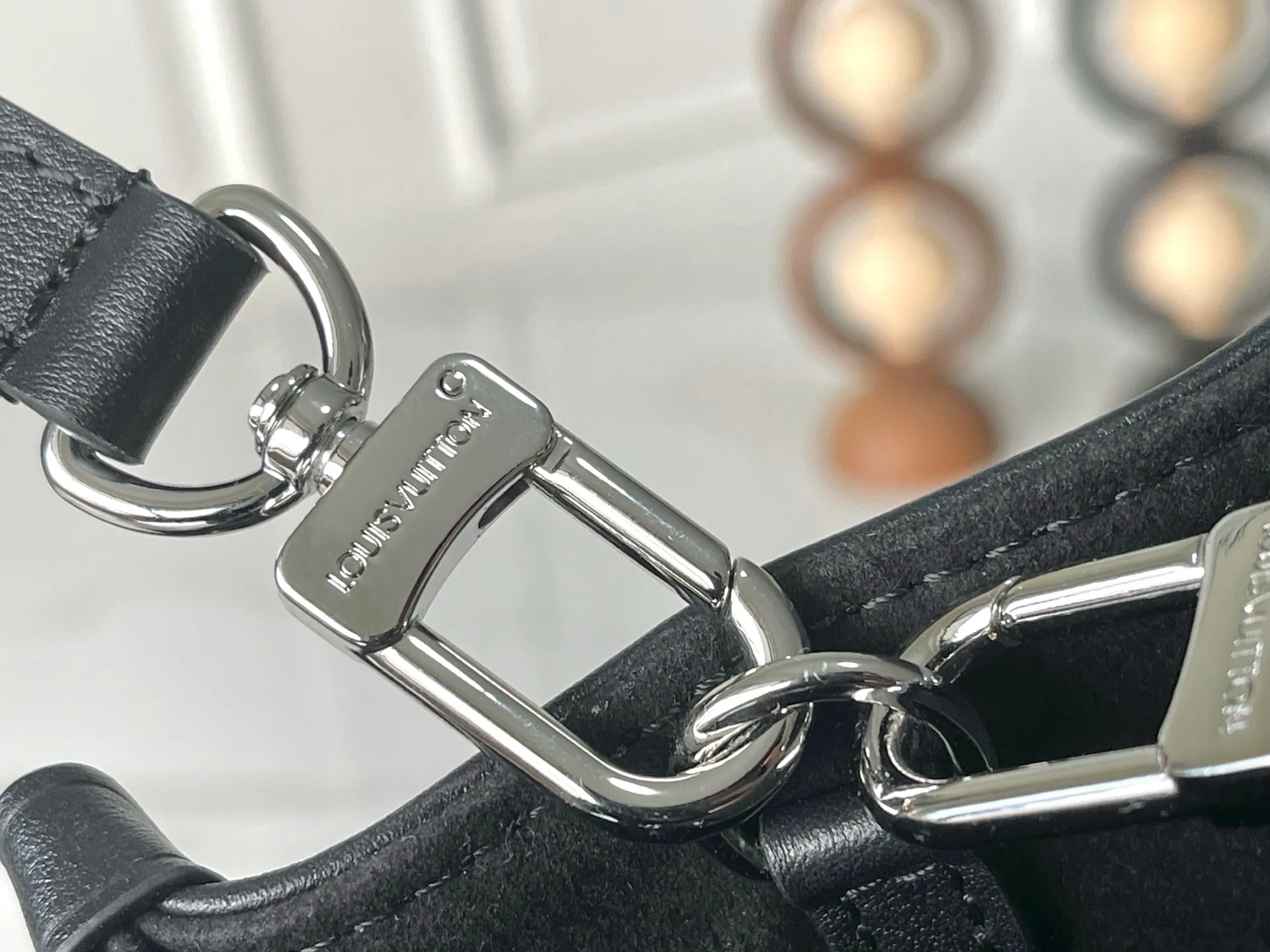 💰1180 (top layer leather) top original single M14576 top layer leather 163C01 dynamic code change. This OnTheGo small handbag comes from the Monogram Bold series, finishing the 2025 spring and summer show with its neat structure. The Monogram embossed leather bag features dazzling metal hardware and a detachable braided chain. It has ample space to accommodate daily essentials, making it a perfect choice for urban commuting and weekend outings. 25.0 x 19.0 x 11.5 cm (L x H x W) • Cow leather • Cow leather trim • Textile lining • Metal hardware • Holds 11" tablet, 6.7" smartphone, Sarah long wallet, notebook, books, sunglasses and keys • Shoulder strap: removable, adjustable • Half-length strap: 48.0 cm • Half-length strap adjustable to: 52.0 cm • Handle: Double handle