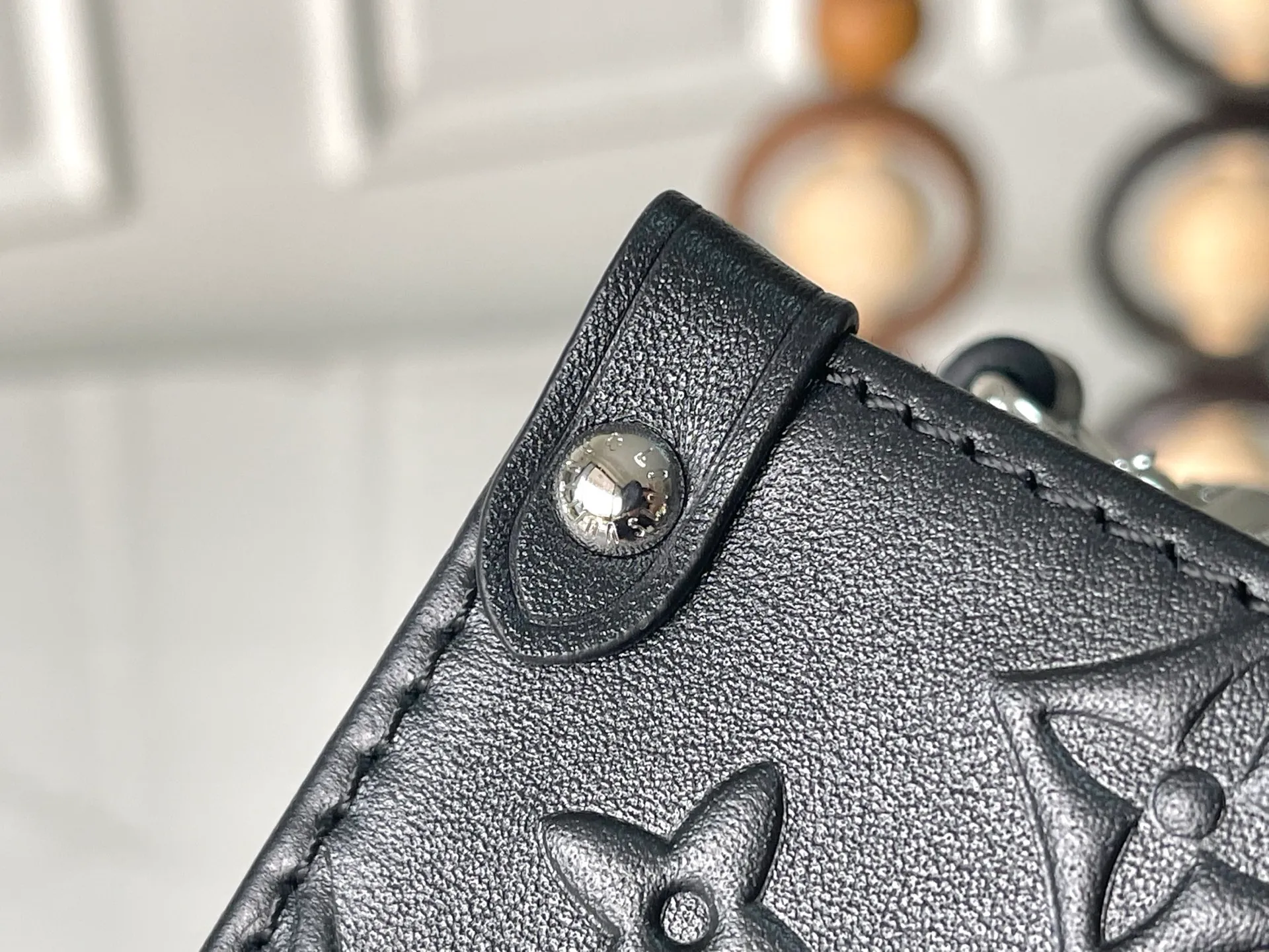 💰1180 (top layer leather) top original single M14576 top layer leather 163C01 dynamic code change. This OnTheGo small handbag comes from the Monogram Bold series, finishing the 2025 spring and summer show with its neat structure. The Monogram embossed leather bag features dazzling metal hardware and a detachable braided chain. It has ample space to accommodate daily essentials, making it a perfect choice for urban commuting and weekend outings. 25.0 x 19.0 x 11.5 cm (L x H x W) • Cow leather • Cow leather trim • Textile lining • Metal hardware • Holds 11" tablet, 6.7" smartphone, Sarah long wallet, notebook, books, sunglasses and keys • Shoulder strap: removable, adjustable • Half-length strap: 48.0 cm • Half-length strap adjustable to: 52.0 cm • Handle: Double handle