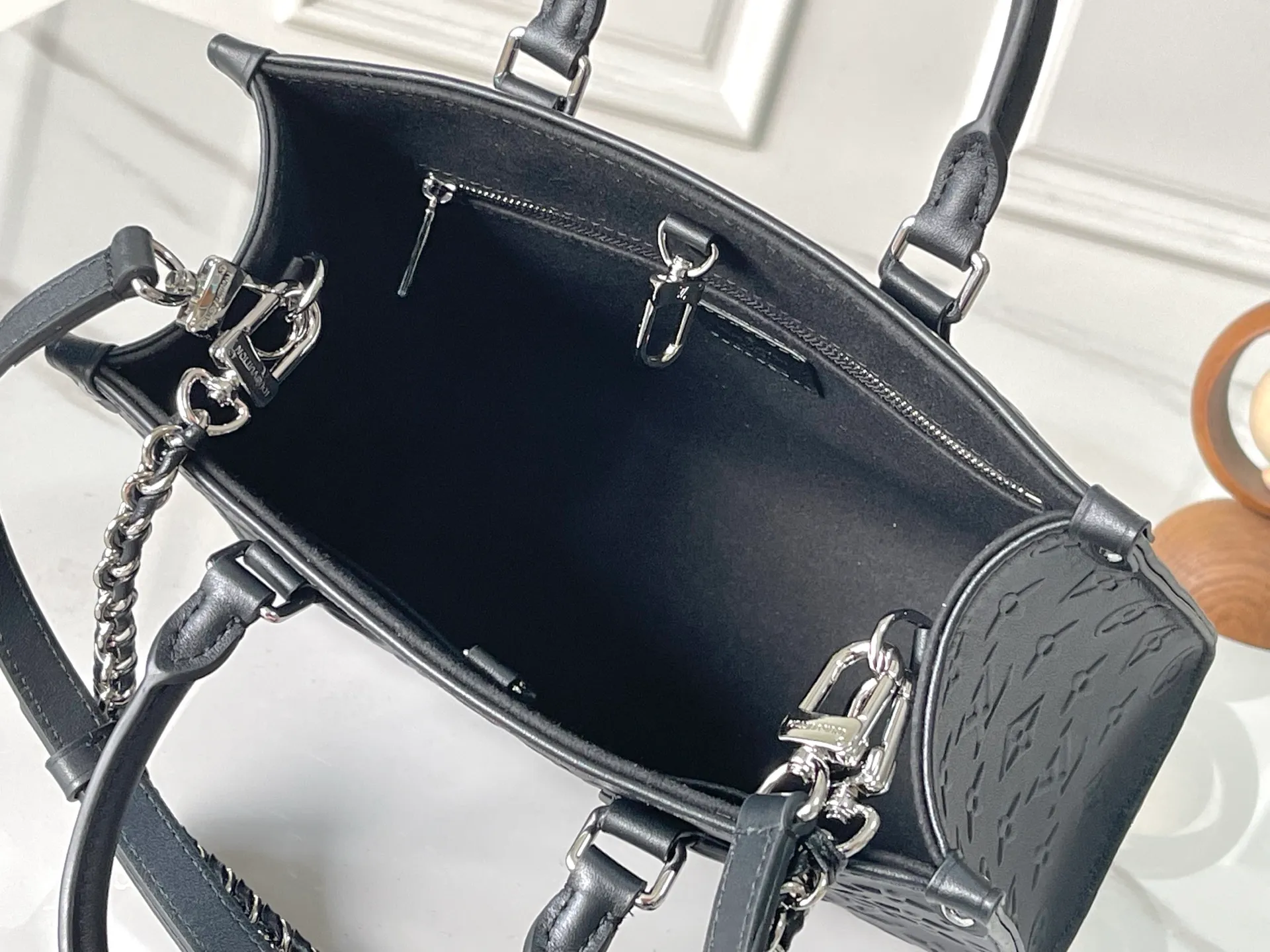 💰1180 (top layer leather) top original single M14576 top layer leather 163C01 dynamic code change. This OnTheGo small handbag comes from the Monogram Bold series, finishing the 2025 spring and summer show with its neat structure. The Monogram embossed leather bag features dazzling metal hardware and a detachable braided chain. It has ample space to accommodate daily essentials, making it a perfect choice for urban commuting and weekend outings. 25.0 x 19.0 x 11.5 cm (L x H x W) • Cow leather • Cow leather trim • Textile lining • Metal hardware • Holds 11" tablet, 6.7" smartphone, Sarah long wallet, notebook, books, sunglasses and keys • Shoulder strap: removable, adjustable • Half-length strap: 48.0 cm • Half-length strap adjustable to: 52.0 cm • Handle: Double handle