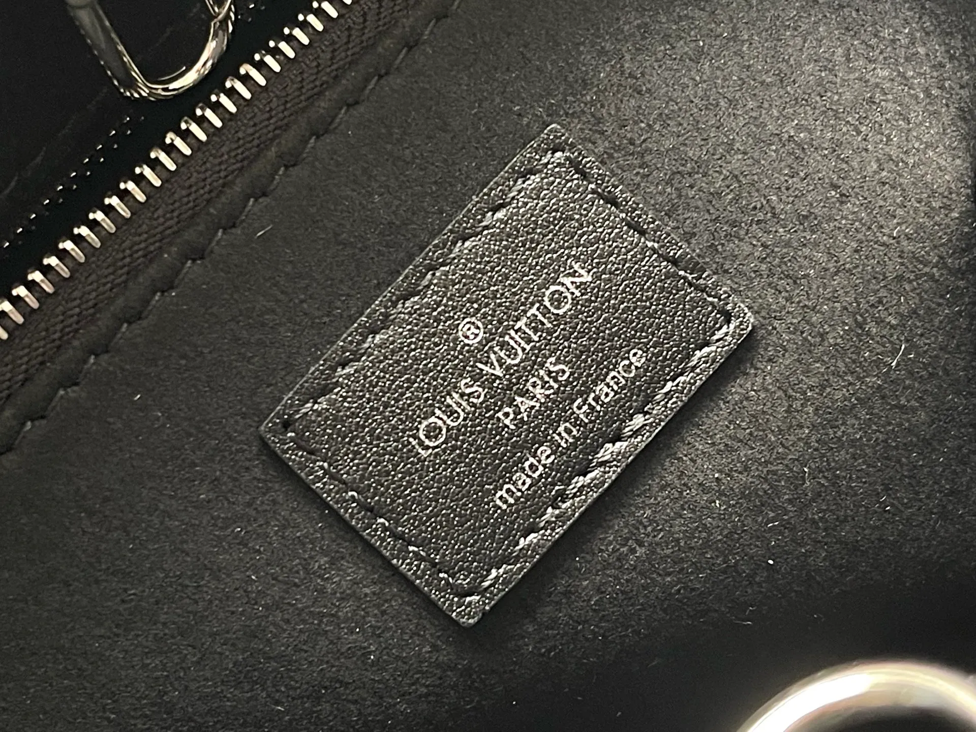 💰1180 (top layer leather) top original single M14576 top layer leather 163C01 dynamic code change. This OnTheGo small handbag comes from the Monogram Bold series, finishing the 2025 spring and summer show with its neat structure. The Monogram embossed leather bag features dazzling metal hardware and a detachable braided chain. It has ample space to accommodate daily essentials, making it a perfect choice for urban commuting and weekend outings. 25.0 x 19.0 x 11.5 cm (L x H x W) • Cow leather • Cow leather trim • Textile lining • Metal hardware • Holds 11" tablet, 6.7" smartphone, Sarah long wallet, notebook, books, sunglasses and keys • Shoulder strap: removable, adjustable • Half-length strap: 48.0 cm • Half-length strap adjustable to: 52.0 cm • Handle: Double handle