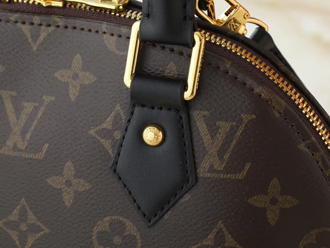 💰300💰Upgraded from the original M53151 M53152 N41221 Presbyopic black leather This is one of Louis Vuitton's iconic handbags with the crispest design structure. Its prototype is a piece designed by Gaston Vuitton and named after the Alma Bridge, which connects two adjacent fashionable districts in Paris. Signature Monogram canvas gives it a classic feel. Dimensions: 25 x 19 x 12 (length x height x width)