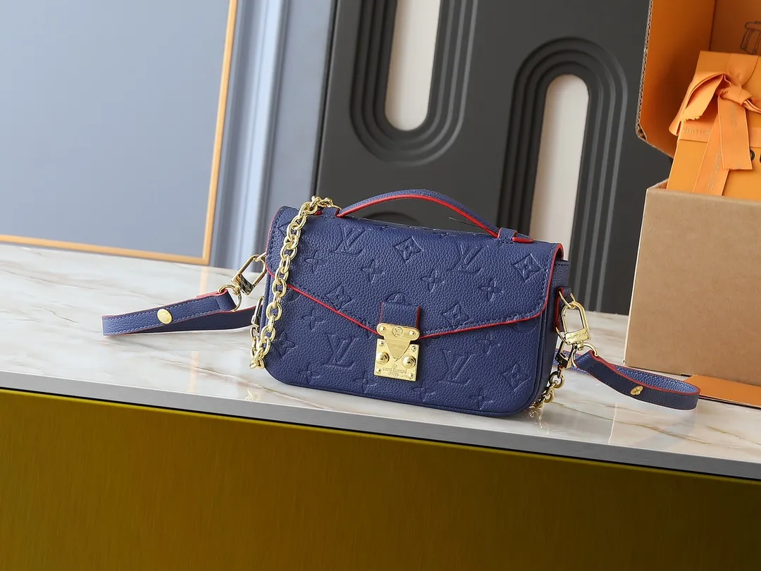 💰220💰Upgraded from the original M47045 M23940 M46595 M22942 M23081 M46596 M46279 This Pochette Métis East West handbag is made of Monogram Empreinte embossed leather, showing the fusion of brand style and modern elements. The traditional S-lock clasp and detachable short chain have a metallic sheen, and the sophisticated construction includes a neat interior and adjustable shoulder straps for easy urban mobility. Dimensions: 21.5 x 13.5 x 6.0 cm (length x height x width)