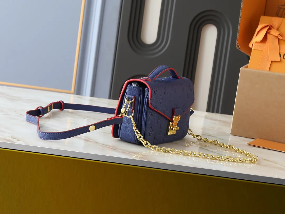 💰220💰Upgraded from the original M47045 M23940 M46595 M22942 M23081 M46596 M46279 This Pochette Métis East West handbag is made of Monogram Empreinte embossed leather, showing the fusion of brand style and modern elements. The traditional S-lock clasp and detachable short chain have a metallic sheen, and the sophisticated construction includes a neat interior and adjustable shoulder straps for easy urban mobility. Dimensions: 21.5 x 13.5 x 6.0 cm (length x height x width)