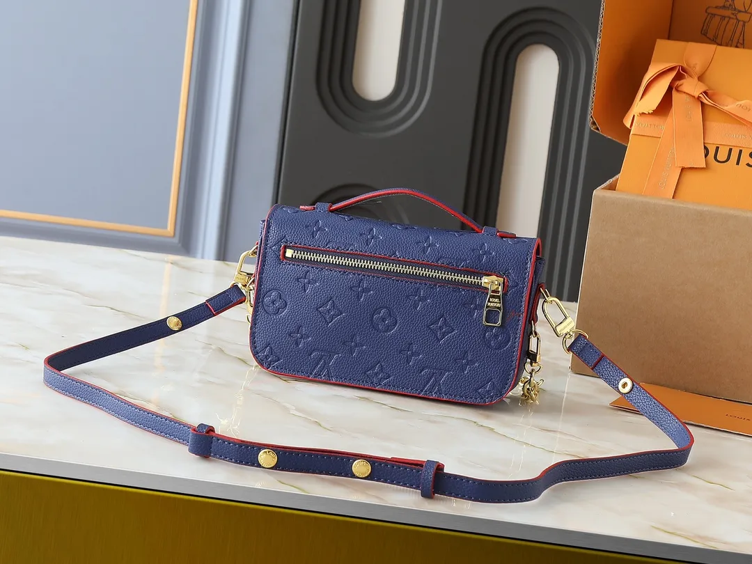 💰220💰Upgraded from the original M47045 M23940 M46595 M22942 M23081 M46596 M46279 This Pochette Métis East West handbag is made of Monogram Empreinte embossed leather, showing the fusion of brand style and modern elements. The traditional S-lock clasp and detachable short chain have a metallic sheen, and the sophisticated construction includes a neat interior and adjustable shoulder straps for easy urban mobility. Dimensions: 21.5 x 13.5 x 6.0 cm (length x height x width)