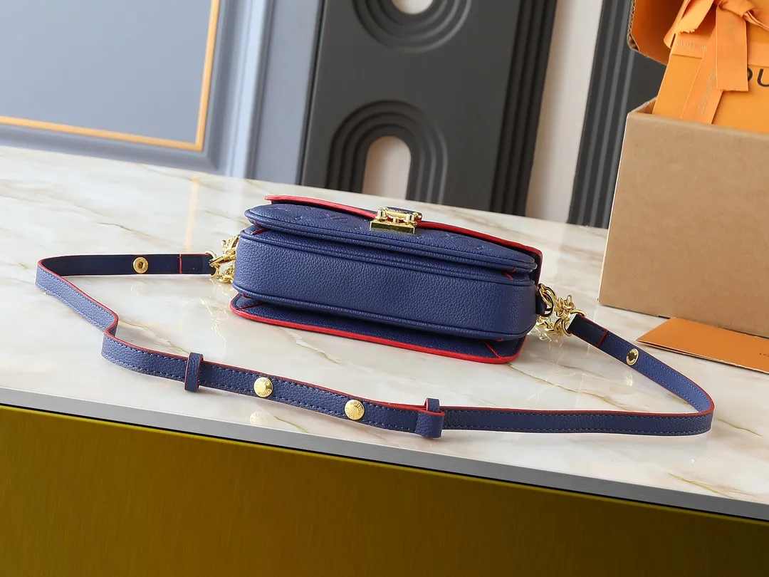 💰220💰Upgraded from the original M47045 M23940 M46595 M22942 M23081 M46596 M46279 This Pochette Métis East West handbag is made of Monogram Empreinte embossed leather, showing the fusion of brand style and modern elements. The traditional S-lock clasp and detachable short chain have a metallic sheen, and the sophisticated construction includes a neat interior and adjustable shoulder straps for easy urban mobility. Dimensions: 21.5 x 13.5 x 6.0 cm (length x height x width)