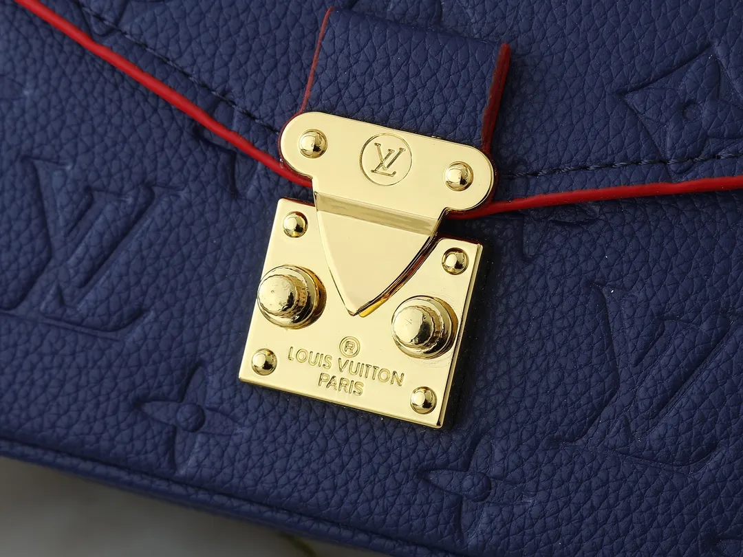💰220💰Upgraded from the original M47045 M23940 M46595 M22942 M23081 M46596 M46279 This Pochette Métis East West handbag is made of Monogram Empreinte embossed leather, showing the fusion of brand style and modern elements. The traditional S-lock clasp and detachable short chain have a metallic sheen, and the sophisticated construction includes a neat interior and adjustable shoulder straps for easy urban mobility. Dimensions: 21.5 x 13.5 x 6.0 cm (length x height x width)