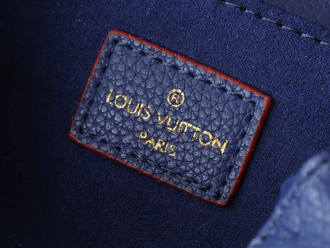 💰220💰Upgraded from the original M47045 M23940 M46595 M22942 M23081 M46596 M46279 This Pochette Métis East West handbag is made of Monogram Empreinte embossed leather, showing the fusion of brand style and modern elements. The traditional S-lock clasp and detachable short chain have a metallic sheen, and the sophisticated construction includes a neat interior and adjustable shoulder straps for easy urban mobility. Dimensions: 21.5 x 13.5 x 6.0 cm (length x height x width)