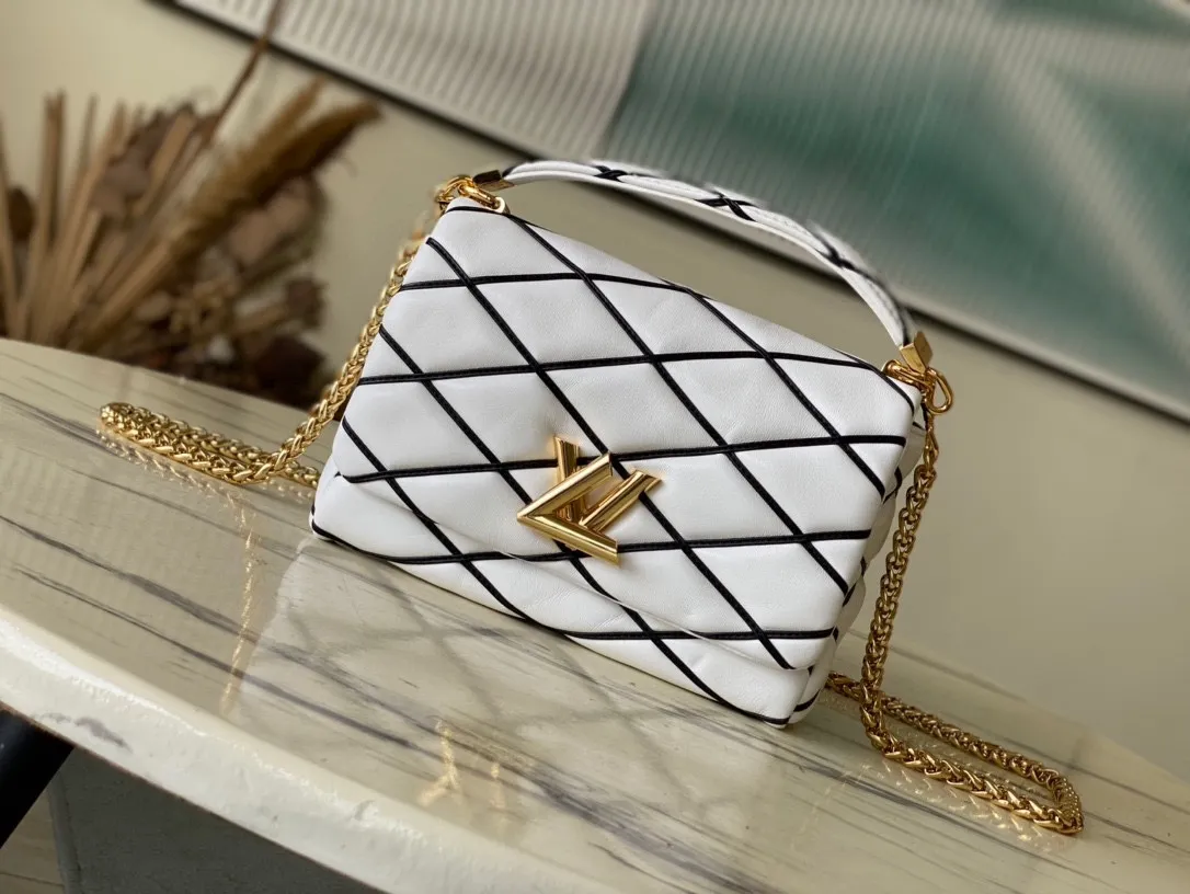 💰1360 (top layer leather) top original order M22890 white This G0-14 medium handbag is made of gorgeous sheep leather, with a finger stitch pattern that pays homage to the brand's traditional luggage design. The LV Twist twist lock highlights the eye-catching style, and the top handle can be carried by hand alone, or it can be transformed into a leather shoulder pad on the sliding chain shoulder strap for a comfortable shoulder or cross-body experience. Dimensions: 23 × 16 × 10 cm