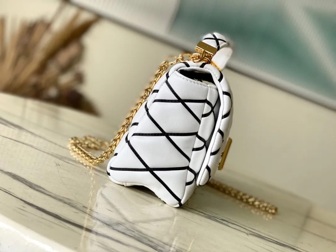 💰1360 (top layer leather) top original order M22890 white This G0-14 medium handbag is made of gorgeous sheep leather, with a finger stitch pattern that pays homage to the brand's traditional luggage design. The LV Twist twist lock highlights the eye-catching style, and the top handle can be carried by hand alone, or it can be transformed into a leather shoulder pad on the sliding chain shoulder strap for a comfortable shoulder or cross-body experience. Dimensions: 23 × 16 × 10 cm