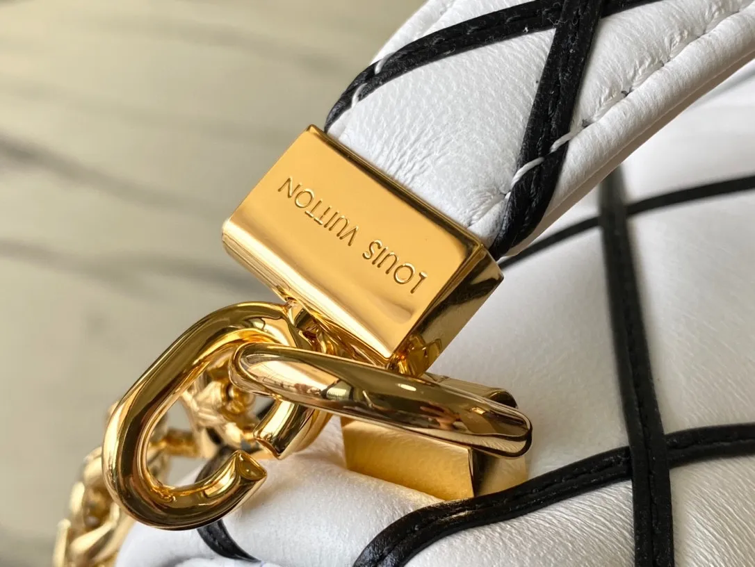 💰1360 (top layer leather) top original order M22890 white This G0-14 medium handbag is made of gorgeous sheep leather, with a finger stitch pattern that pays homage to the brand's traditional luggage design. The LV Twist twist lock highlights the eye-catching style, and the top handle can be carried by hand alone, or it can be transformed into a leather shoulder pad on the sliding chain shoulder strap for a comfortable shoulder or cross-body experience. Dimensions: 23 × 16 × 10 cm