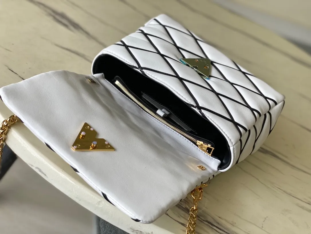 💰1360 (top layer leather) top original order M22890 white This G0-14 medium handbag is made of gorgeous sheep leather, with a finger stitch pattern that pays homage to the brand's traditional luggage design. The LV Twist twist lock highlights the eye-catching style, and the top handle can be carried by hand alone, or it can be transformed into a leather shoulder pad on the sliding chain shoulder strap for a comfortable shoulder or cross-body experience. Dimensions: 23 × 16 × 10 cm