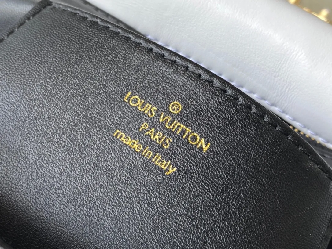 💰1360 (top layer leather) top original order M22890 white This G0-14 medium handbag is made of gorgeous sheep leather, with a finger stitch pattern that pays homage to the brand's traditional luggage design. The LV Twist twist lock highlights the eye-catching style, and the top handle can be carried by hand alone, or it can be transformed into a leather shoulder pad on the sliding chain shoulder strap for a comfortable shoulder or cross-body experience. Dimensions: 23 × 16 × 10 cm