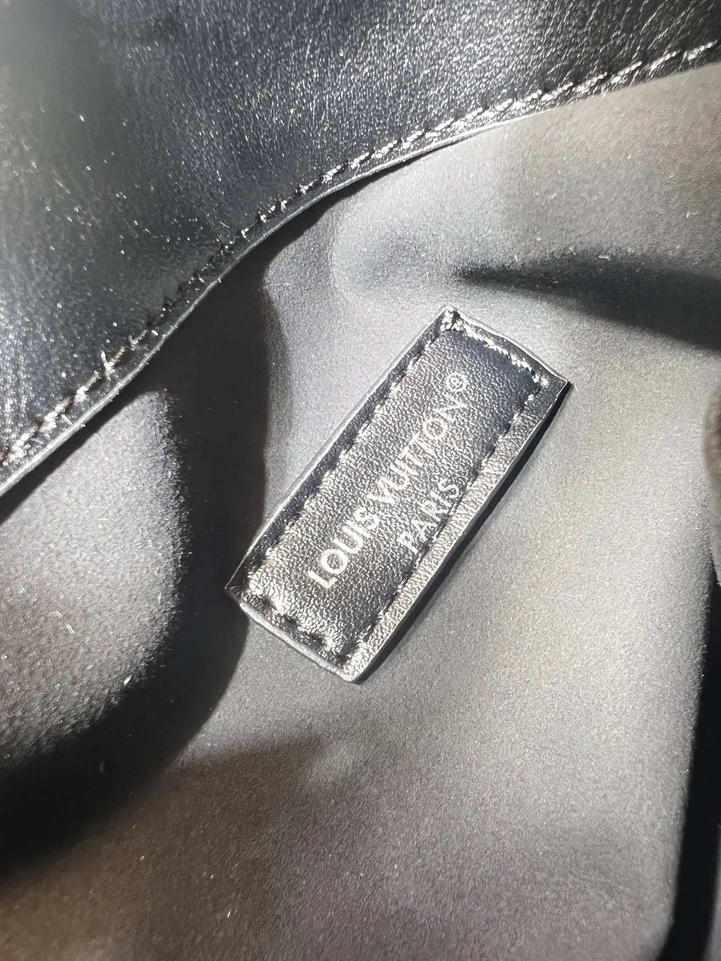 Batch 320💰Upgraded original M25522 This LV Vibe series launches the Off Duty backpack, which is made of sheep leather and has a casual configuration, making it a good choice for daily travel. The jewel-like luster chain is embellished with the LV Circle logo, and can be easily converted into a shoulder bag. Dimensions: 24.0 x 25.0 x 10.0 cm (length x height x width)