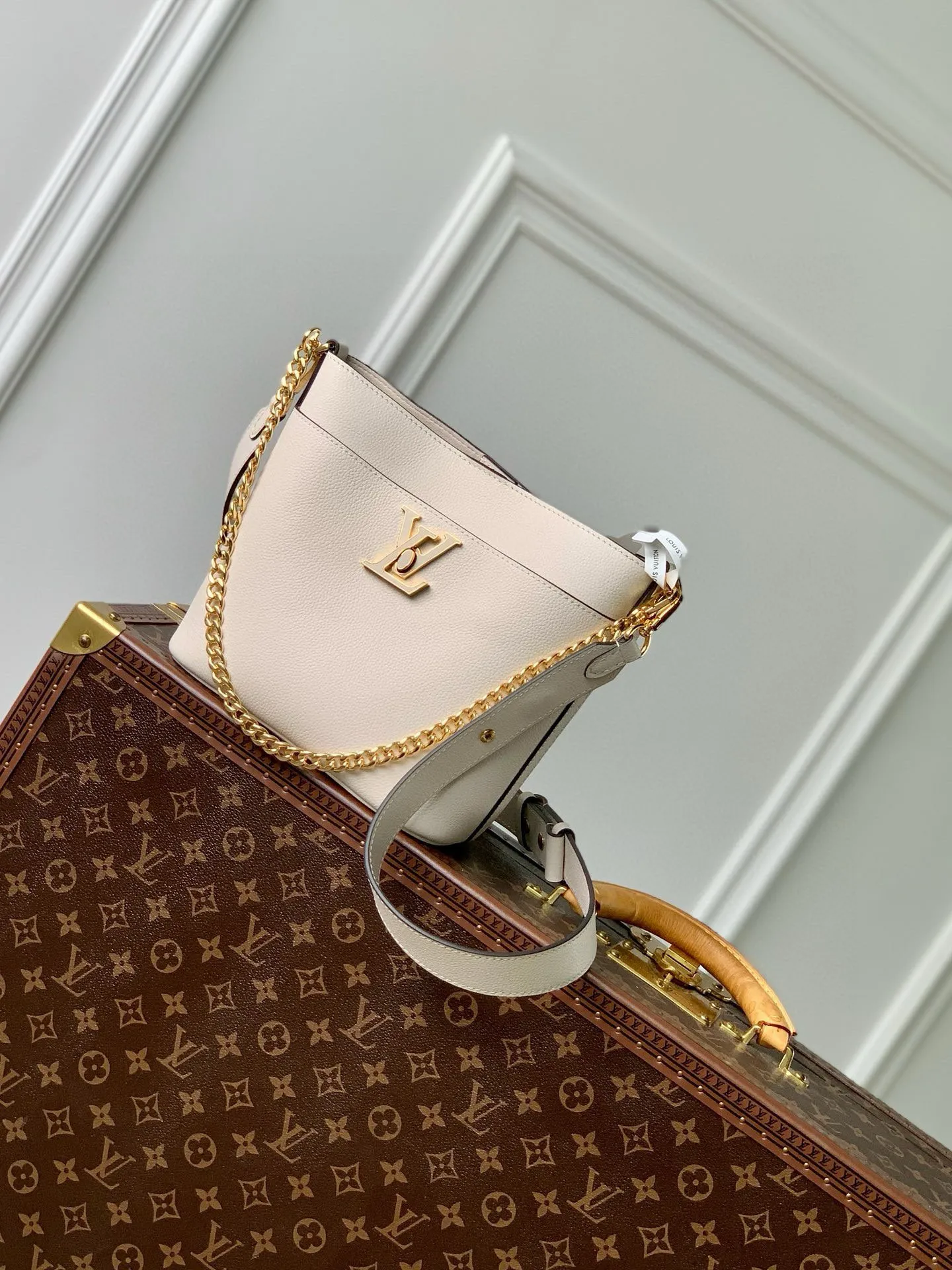 💰1000 (top layer leather) top original single M24006 black Lock and Walk bucket bag is made of light and comfortable grained cow leather, calmly interpreting French style. The LV twist lock opens the large front compartment for easy access to what you need on the go, and the detachable shoulder strap and chain handle allow for a variety of carrying methods. 20 x 20.5 x 12 cm (length x height x width)