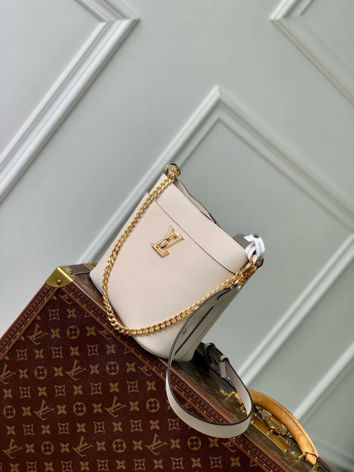 💰1000 (top layer leather) top original single M24006 black Lock and Walk bucket bag is made of light and comfortable grained cow leather, calmly interpreting French style. The LV twist lock opens the large front compartment for easy access to what you need on the go, and the detachable shoulder strap and chain handle allow for a variety of carrying methods. 20 x 20.5 x 12 cm (length x height x width)