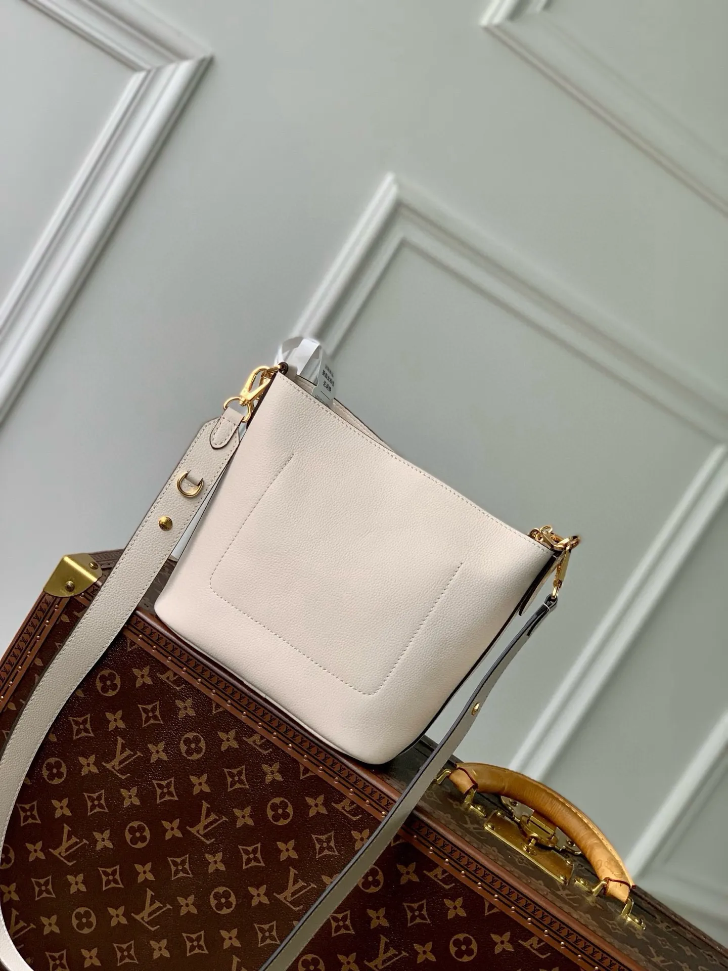 💰1000 (top layer leather) top original single M24006 black Lock and Walk bucket bag is made of light and comfortable grained cow leather, calmly interpreting French style. The LV twist lock opens the large front compartment for easy access to what you need on the go, and the detachable shoulder strap and chain handle allow for a variety of carrying methods. 20 x 20.5 x 12 cm (length x height x width)