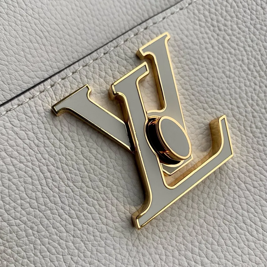 💰1000 (top layer leather) top original single M24006 black Lock and Walk bucket bag is made of light and comfortable grained cow leather, calmly interpreting French style. The LV twist lock opens the large front compartment for easy access to what you need on the go, and the detachable shoulder strap and chain handle allow for a variety of carrying methods. 20 x 20.5 x 12 cm (length x height x width)
