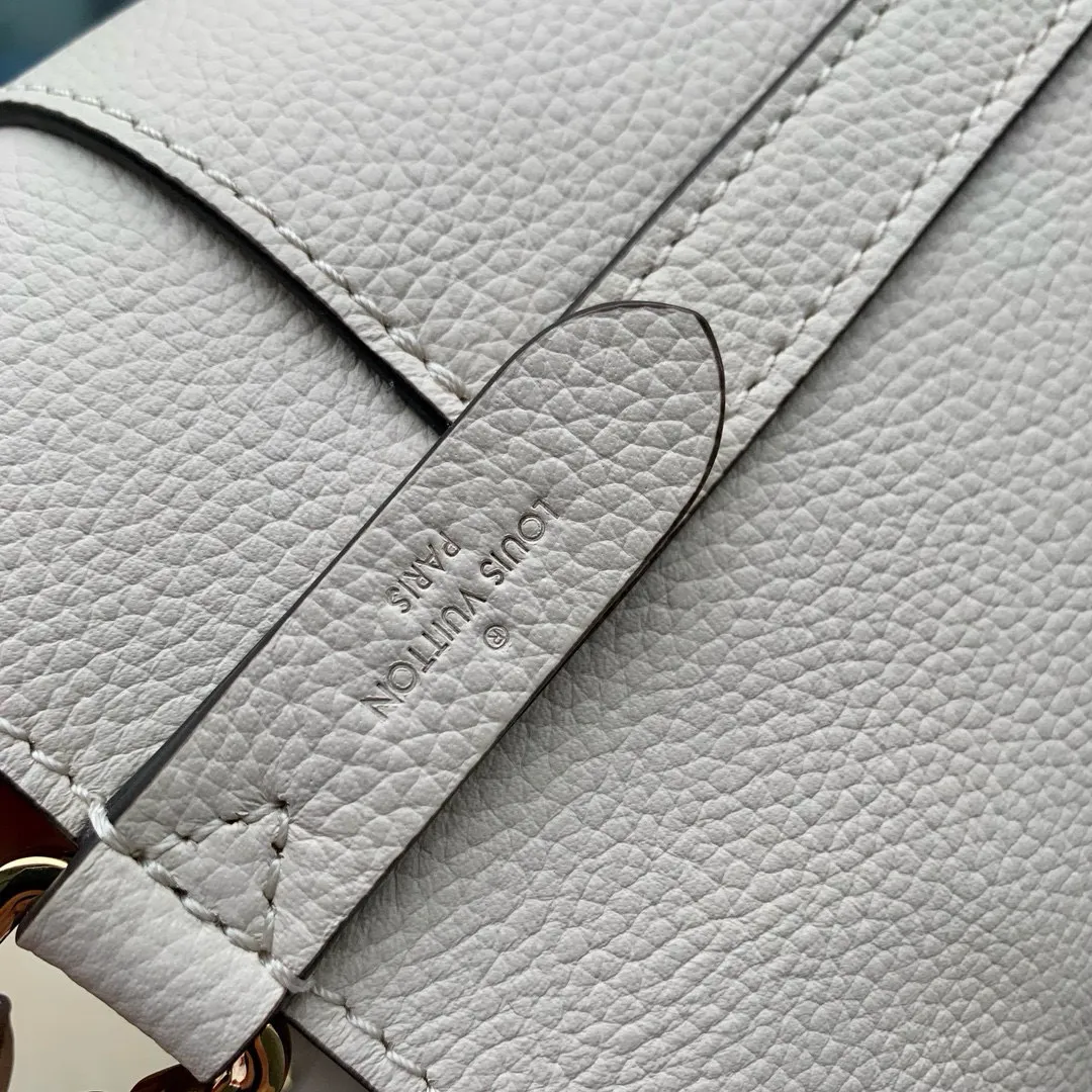 💰1000 (top layer leather) top original single M24006 black Lock and Walk bucket bag is made of light and comfortable grained cow leather, calmly interpreting French style. The LV twist lock opens the large front compartment for easy access to what you need on the go, and the detachable shoulder strap and chain handle allow for a variety of carrying methods. 20 x 20.5 x 12 cm (length x height x width)