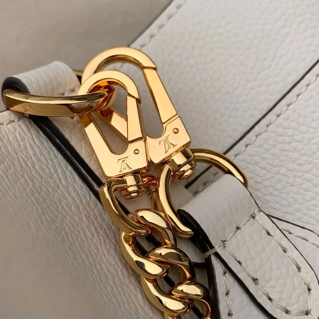 💰1000 (top layer leather) top original single M24006 black Lock and Walk bucket bag is made of light and comfortable grained cow leather, calmly interpreting French style. The LV twist lock opens the large front compartment for easy access to what you need on the go, and the detachable shoulder strap and chain handle allow for a variety of carrying methods. 20 x 20.5 x 12 cm (length x height x width)
