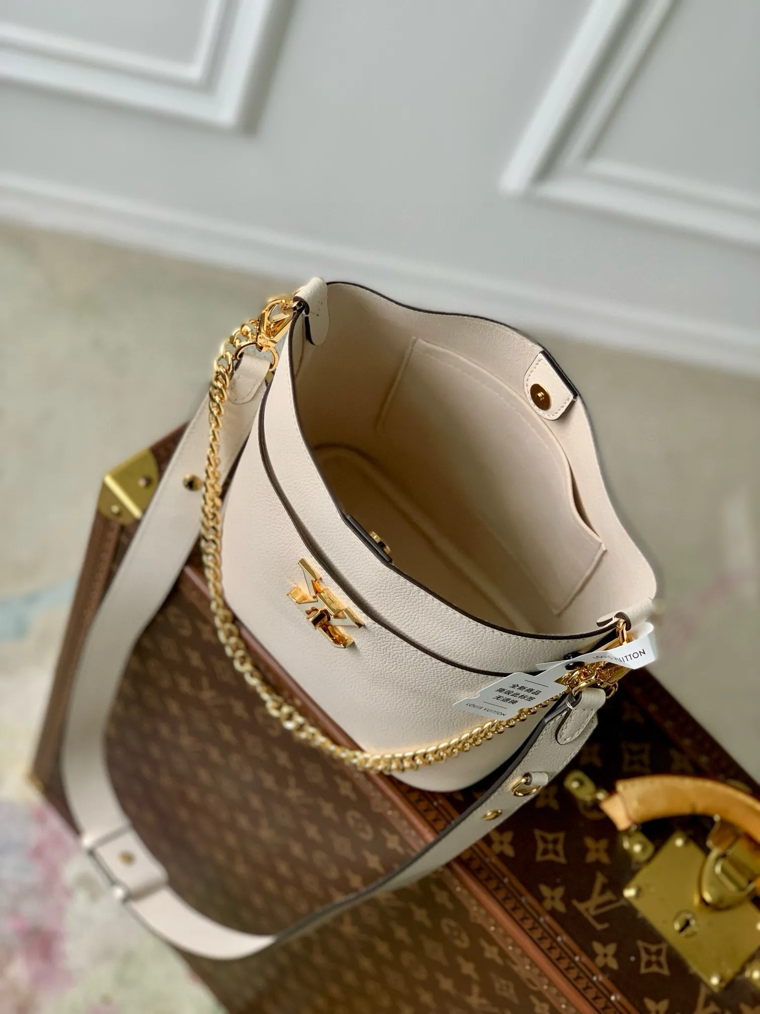 💰1000 (top layer leather) top original single M24006 black Lock and Walk bucket bag is made of light and comfortable grained cow leather, calmly interpreting French style. The LV twist lock opens the large front compartment for easy access to what you need on the go, and the detachable shoulder strap and chain handle allow for a variety of carrying methods. 20 x 20.5 x 12 cm (length x height x width)
