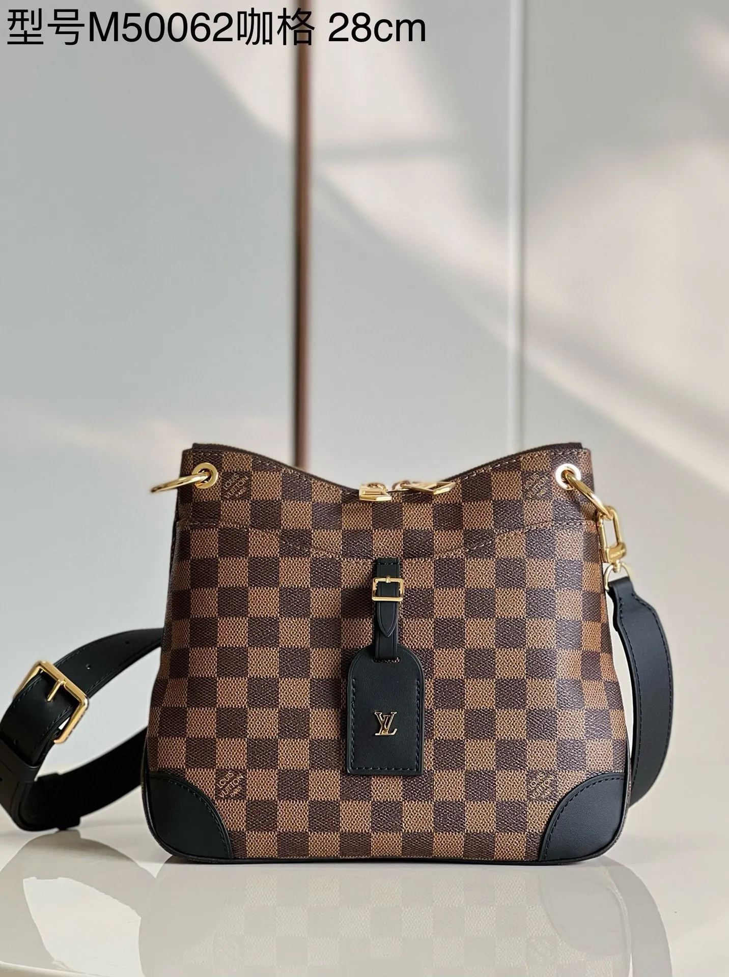 💰800 top original order [Exclusive real shot m50062 grid black leather] m45353 2020 autumn and winter launched a new odeon small handbag. The monogram canvas is complemented by a zipper design and has ample interior space. The natural leather nameplate and reinforced leather corners continue the brand heritage. Adjustable shoulder strap allows for comfortable shoulder or cross-body wear. Detailed features 28.0 x 25.0 x 9.0 cm (length x height x width)
