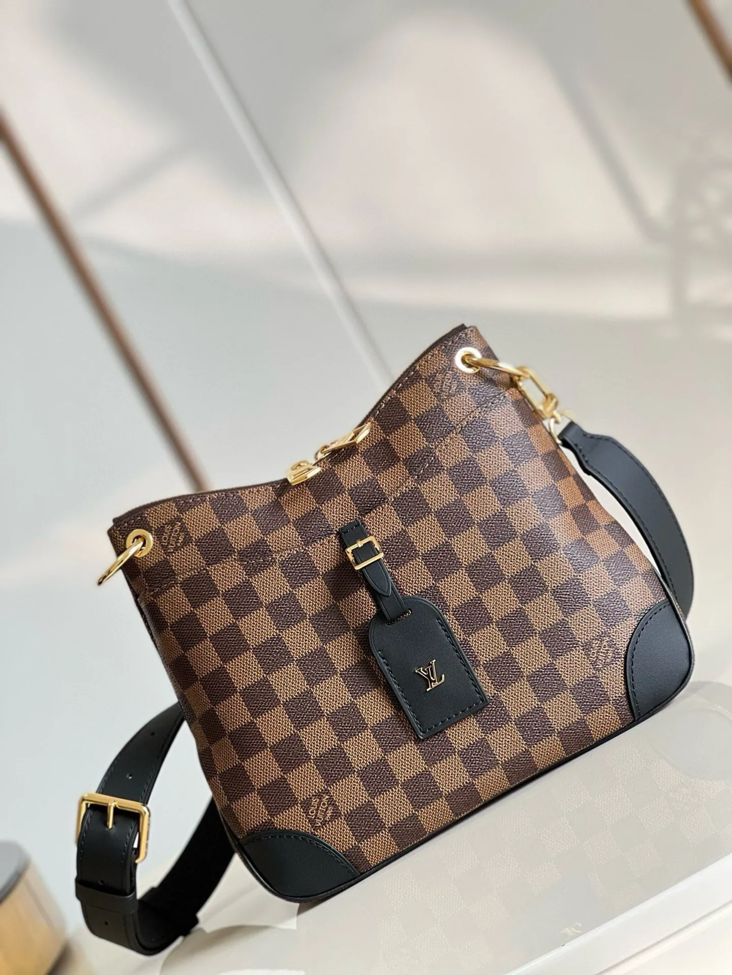 💰800 top original order [Exclusive real shot m50062 grid black leather] m45353 2020 autumn and winter launched a new odeon small handbag. The monogram canvas is complemented by a zipper design and has ample interior space. The natural leather nameplate and reinforced leather corners continue the brand heritage. Adjustable shoulder strap allows for comfortable shoulder or cross-body wear. Detailed features 28.0 x 25.0 x 9.0 cm (length x height x width)