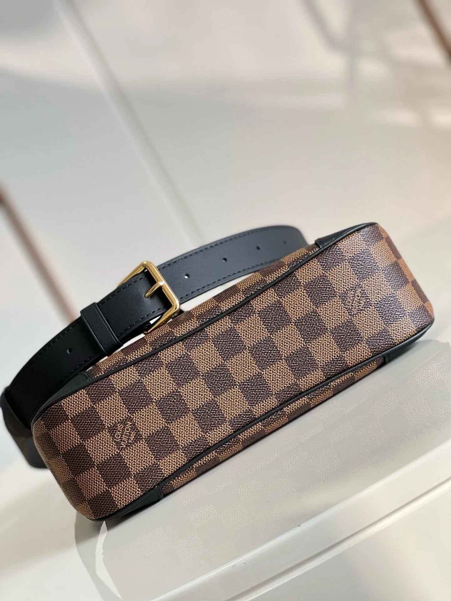 💰800 top original order [Exclusive real shot m50062 grid black leather] m45353 2020 autumn and winter launched a new odeon small handbag. The monogram canvas is complemented by a zipper design and has ample interior space. The natural leather nameplate and reinforced leather corners continue the brand heritage. Adjustable shoulder strap allows for comfortable shoulder or cross-body wear. Detailed features 28.0 x 25.0 x 9.0 cm (length x height x width)