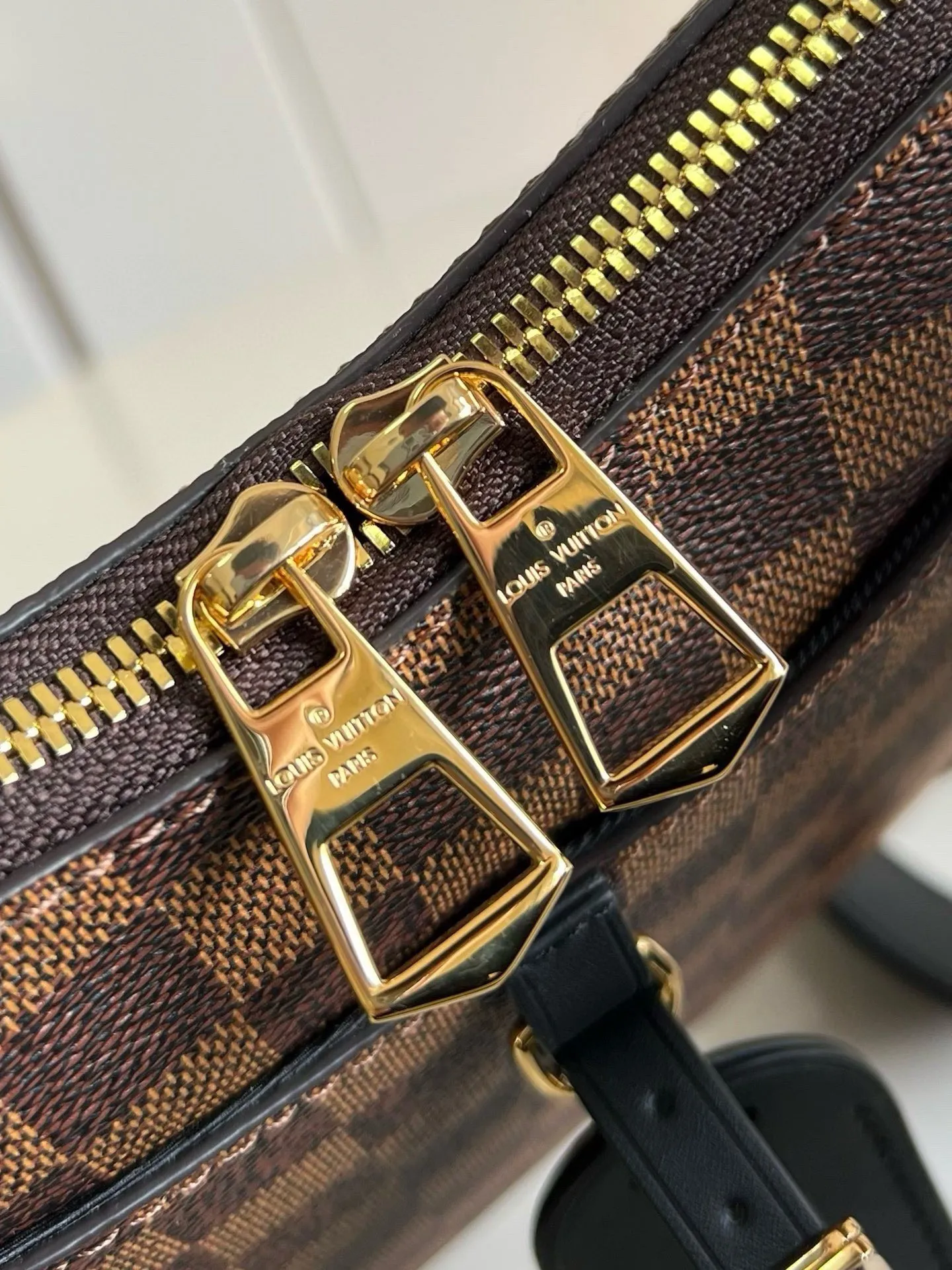 💰800 top original order [Exclusive real shot m50062 grid black leather] m45353 2020 autumn and winter launched a new odeon small handbag. The monogram canvas is complemented by a zipper design and has ample interior space. The natural leather nameplate and reinforced leather corners continue the brand heritage. Adjustable shoulder strap allows for comfortable shoulder or cross-body wear. Detailed features 28.0 x 25.0 x 9.0 cm (length x height x width)