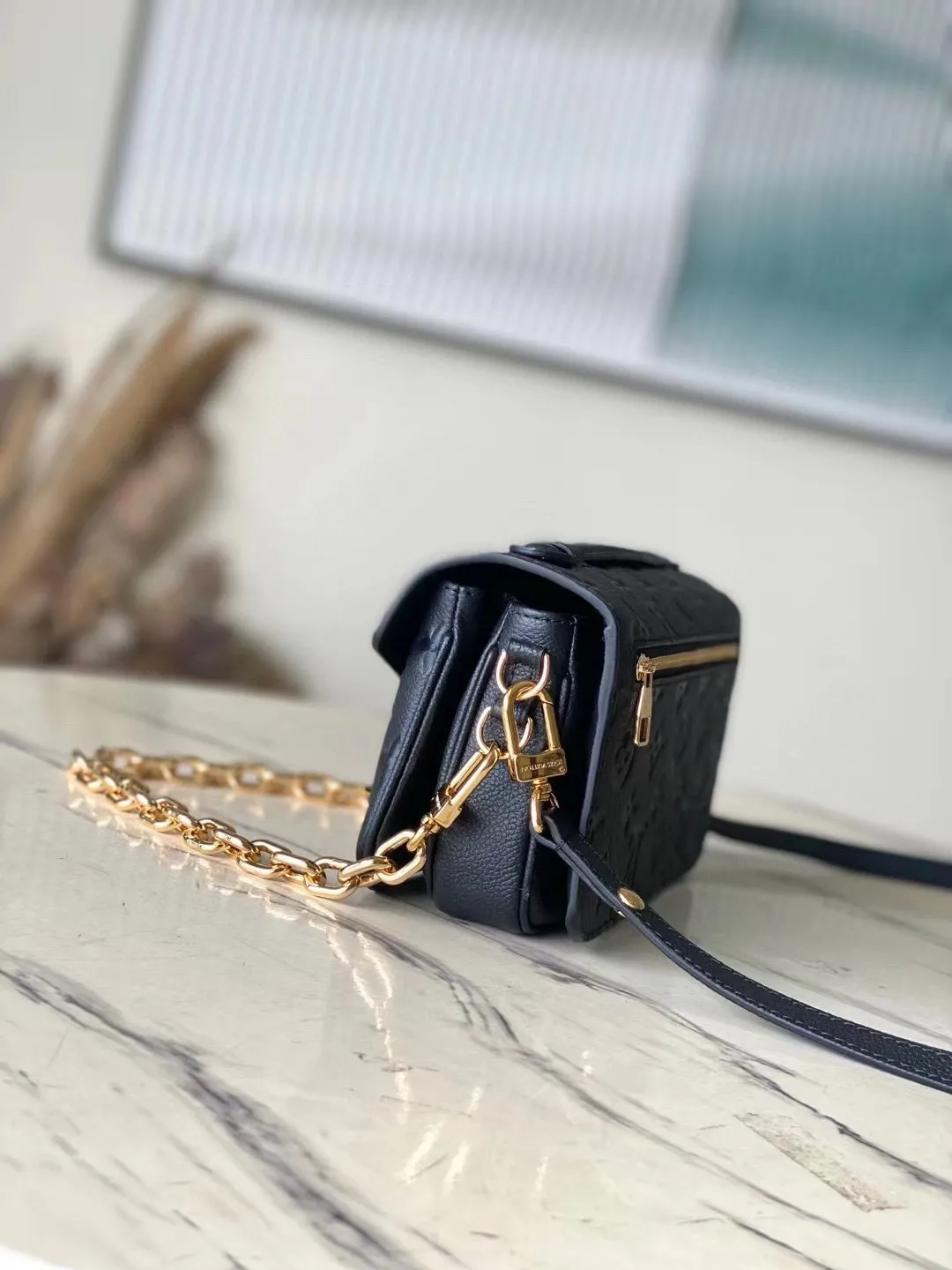💰1100 (first-grain leather) top original order M46595 black. This Pochette Metis East West handbag is made of Monogram Empreinte leather embossed with the Monogram pattern, integrating classic elements and contemporary details. The S-lock buckle and top handle pay tribute to the brand's box-making heritage. The compact structure and detachable shoulder short chain highlight the trendy style. Size: 21.5x13.5x6cm
