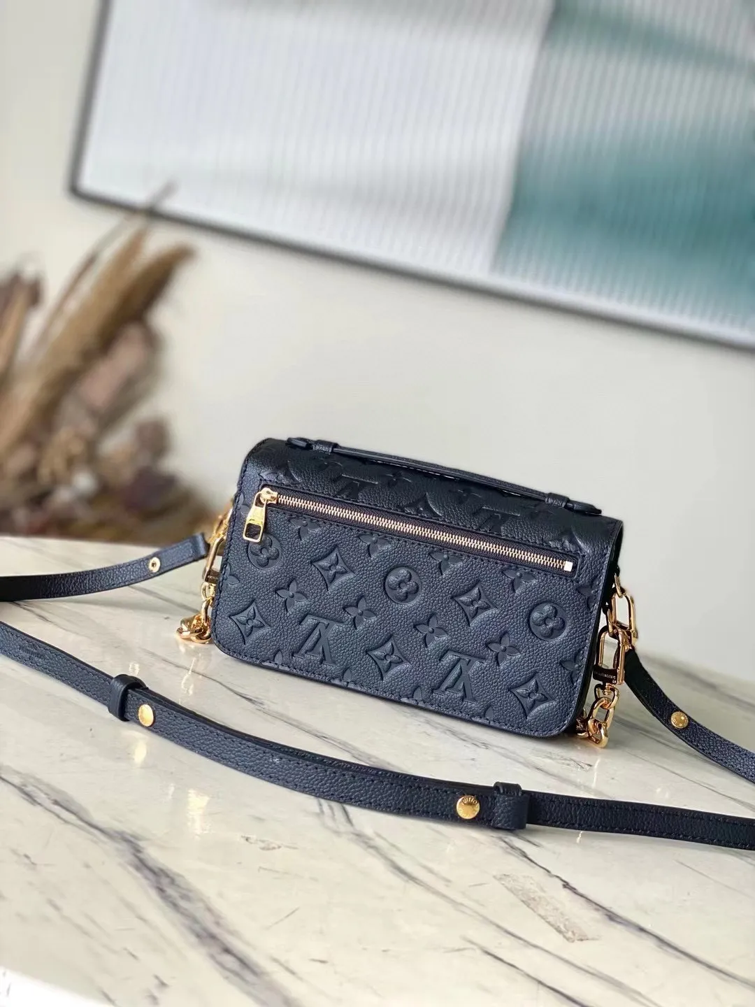 💰1100 (first-grain leather) top original order M46595 black. This Pochette Metis East West handbag is made of Monogram Empreinte leather embossed with the Monogram pattern, integrating classic elements and contemporary details. The S-lock buckle and top handle pay tribute to the brand's box-making heritage. The compact structure and detachable shoulder short chain highlight the trendy style. Size: 21.5x13.5x6cm