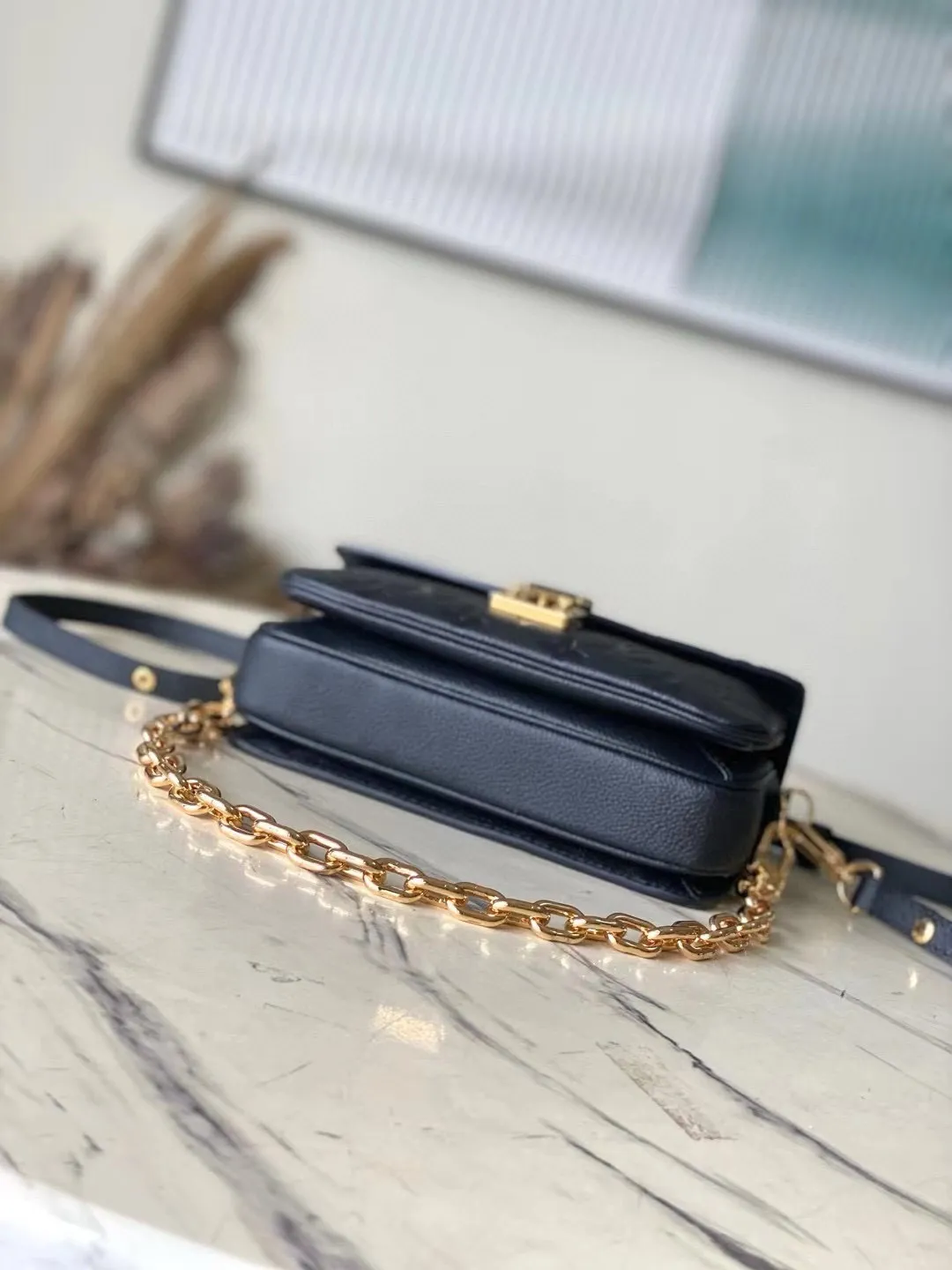 💰1100 (first-grain leather) top original order M46595 black. This Pochette Metis East West handbag is made of Monogram Empreinte leather embossed with the Monogram pattern, integrating classic elements and contemporary details. The S-lock buckle and top handle pay tribute to the brand's box-making heritage. The compact structure and detachable shoulder short chain highlight the trendy style. Size: 21.5x13.5x6cm