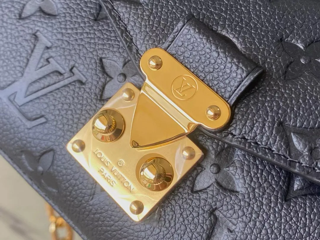 💰1100 (first-grain leather) top original order M46595 black. This Pochette Metis East West handbag is made of Monogram Empreinte leather embossed with the Monogram pattern, integrating classic elements and contemporary details. The S-lock buckle and top handle pay tribute to the brand's box-making heritage. The compact structure and detachable shoulder short chain highlight the trendy style. Size: 21.5x13.5x6cm