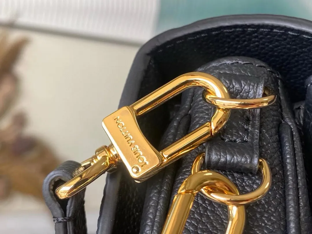 💰1100 (first-grain leather) top original order M46595 black. This Pochette Metis East West handbag is made of Monogram Empreinte leather embossed with the Monogram pattern, integrating classic elements and contemporary details. The S-lock buckle and top handle pay tribute to the brand's box-making heritage. The compact structure and detachable shoulder short chain highlight the trendy style. Size: 21.5x13.5x6cm