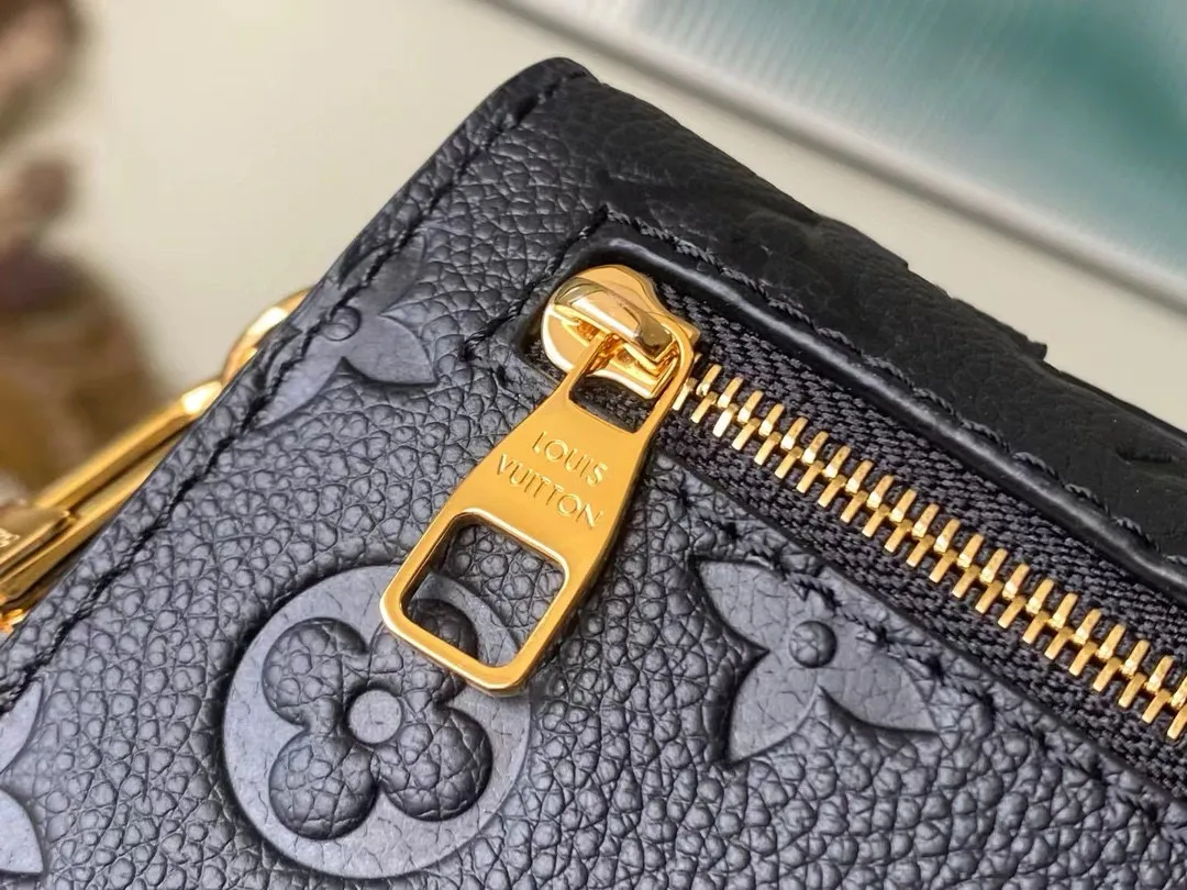 💰1100 (first-grain leather) top original order M46595 black. This Pochette Metis East West handbag is made of Monogram Empreinte leather embossed with the Monogram pattern, integrating classic elements and contemporary details. The S-lock buckle and top handle pay tribute to the brand's box-making heritage. The compact structure and detachable shoulder short chain highlight the trendy style. Size: 21.5x13.5x6cm