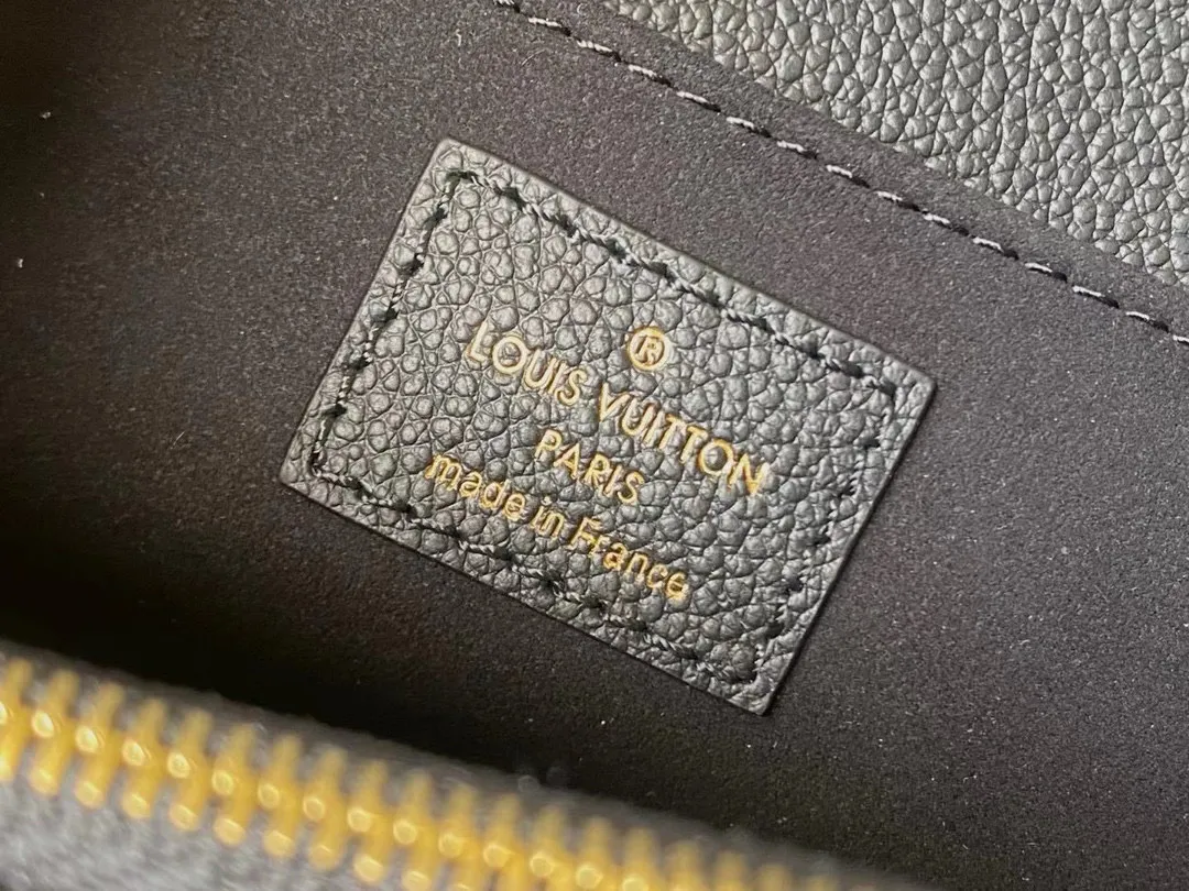 💰1100 (first-grain leather) top original order M46595 black. This Pochette Metis East West handbag is made of Monogram Empreinte leather embossed with the Monogram pattern, integrating classic elements and contemporary details. The S-lock buckle and top handle pay tribute to the brand's box-making heritage. The compact structure and detachable shoulder short chain highlight the trendy style. Size: 21.5x13.5x6cm