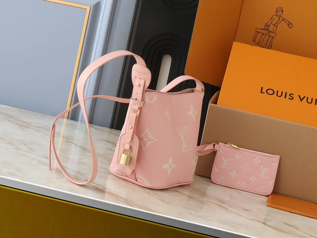 💰220💰Upgraded from the original M12925 M12926 M13480 M13044 M14356 M13045 M13089 This All In BB handbag is made of Monogram cow leather with shiny metal parts, and the iconic padlock and nameplate highlight the classic style. The adjustable shoulder strap continues the brand's trunk-making heritage, and the leather shoulder strap adds cross-body and shoulder carry options. The foldable design enables the silhouette to be retracted and retracted freely, providing ample space for daily use. 16.0 x 18.0 x 12.0 cm (length x height x width)