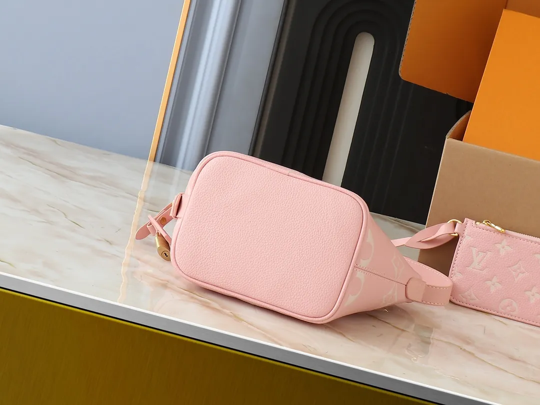 💰220💰Upgraded from the original M12925 M12926 M13480 M13044 M14356 M13045 M13089 This All In BB handbag is made of Monogram cow leather with shiny metal parts, and the iconic padlock and nameplate highlight the classic style. The adjustable shoulder strap continues the brand's trunk-making heritage, and the leather shoulder strap adds cross-body and shoulder carry options. The foldable design enables the silhouette to be retracted and retracted freely, providing ample space for daily use. 16.0 x 18.0 x 12.0 cm (length x height x width)