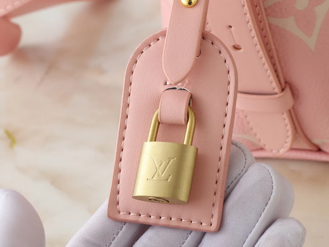💰220💰Upgraded from the original M12925 M12926 M13480 M13044 M14356 M13045 M13089 This All In BB handbag is made of Monogram cow leather with shiny metal parts, and the iconic padlock and nameplate highlight the classic style. The adjustable shoulder strap continues the brand's trunk-making heritage, and the leather shoulder strap adds cross-body and shoulder carry options. The foldable design enables the silhouette to be retracted and retracted freely, providing ample space for daily use. 16.0 x 18.0 x 12.0 cm (length x height x width)