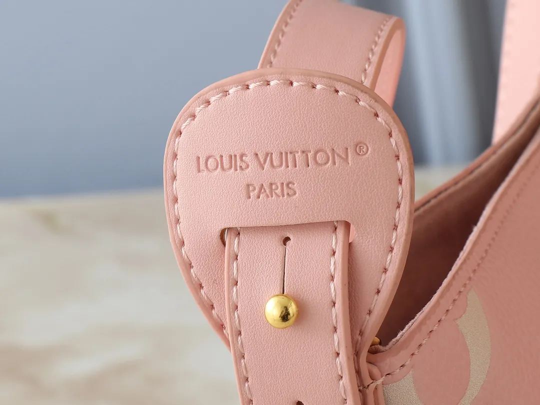 💰220💰Upgraded from the original M12925 M12926 M13480 M13044 M14356 M13045 M13089 This All In BB handbag is made of Monogram cow leather with shiny metal parts, and the iconic padlock and nameplate highlight the classic style. The adjustable shoulder strap continues the brand's trunk-making heritage, and the leather shoulder strap adds cross-body and shoulder carry options. The foldable design enables the silhouette to be retracted and retracted freely, providing ample space for daily use. 16.0 x 18.0 x 12.0 cm (length x height x width)