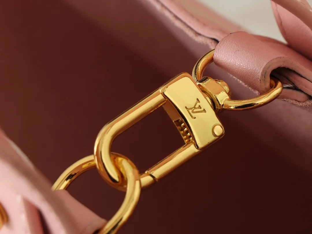 💰220💰Upgraded from the original M12925 M12926 M13480 M13044 M14356 M13045 M13089 This All In BB handbag is made of Monogram cow leather with shiny metal parts, and the iconic padlock and nameplate highlight the classic style. The adjustable shoulder strap continues the brand's trunk-making heritage, and the leather shoulder strap adds cross-body and shoulder carry options. The foldable design enables the silhouette to be retracted and retracted freely, providing ample space for daily use. 16.0 x 18.0 x 12.0 cm (length x height x width)