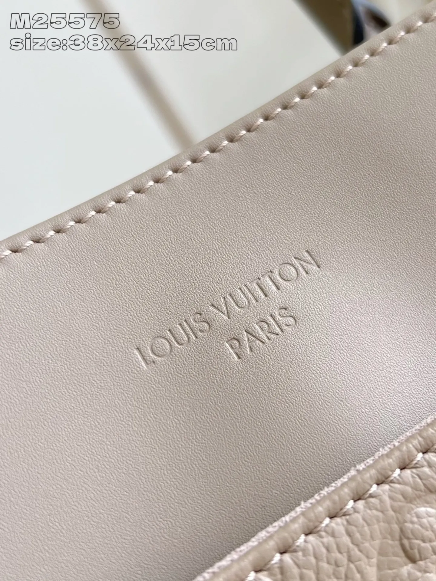 💰1180 (top layer leather) top original single M25575 gray】Avenue MM is a modern alternative to the Grand Palais handbag. Suitable for busy city life, a design that transcends its time. Made of signature single-check leather. Naming choices and base fabric details highlight House’s outstanding craftsmanship. A spacious and practical piece that can accommodate A4-sized documents, a laptop, and various daily necessities. 38.5 x 24 x 15 cm (length x height x width)