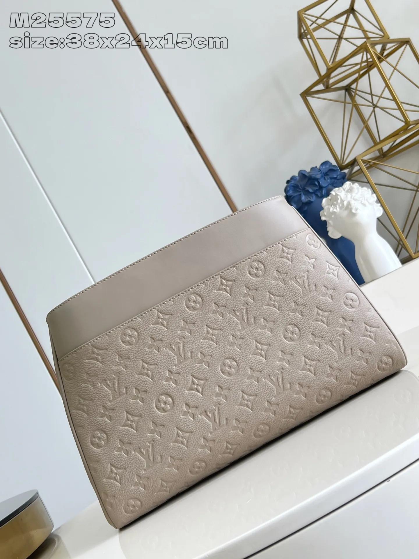 💰1180 (top layer leather) top original single M25575 gray】Avenue MM is a modern alternative to the Grand Palais handbag. Suitable for busy city life, a design that transcends its time. Made of signature single-check leather. Naming choices and base fabric details highlight House’s outstanding craftsmanship. A spacious and practical piece that can accommodate A4-sized documents, a laptop, and various daily necessities. 38.5 x 24 x 15 cm (length x height x width)
