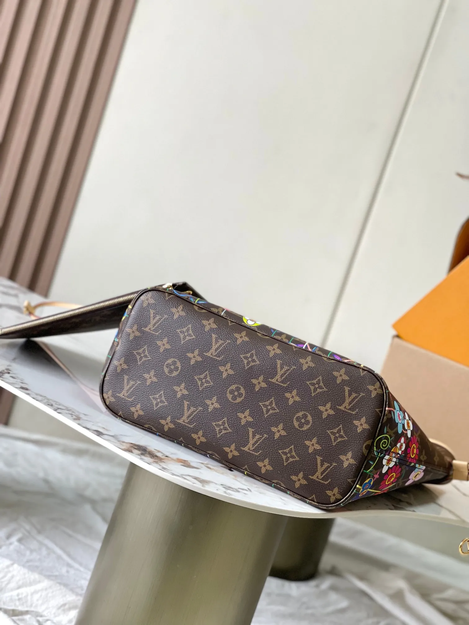 p2260 [Special grade MB163c01 chip version original leather] This NeverFull MM handbag Model: M13271 Presbyopia 163c01 chip version Material: A-grade all-steel hardware, imported original fabric Packaging: Full set of original duty-free MB packaging Dimensions: 31 x 28 x 14 cm