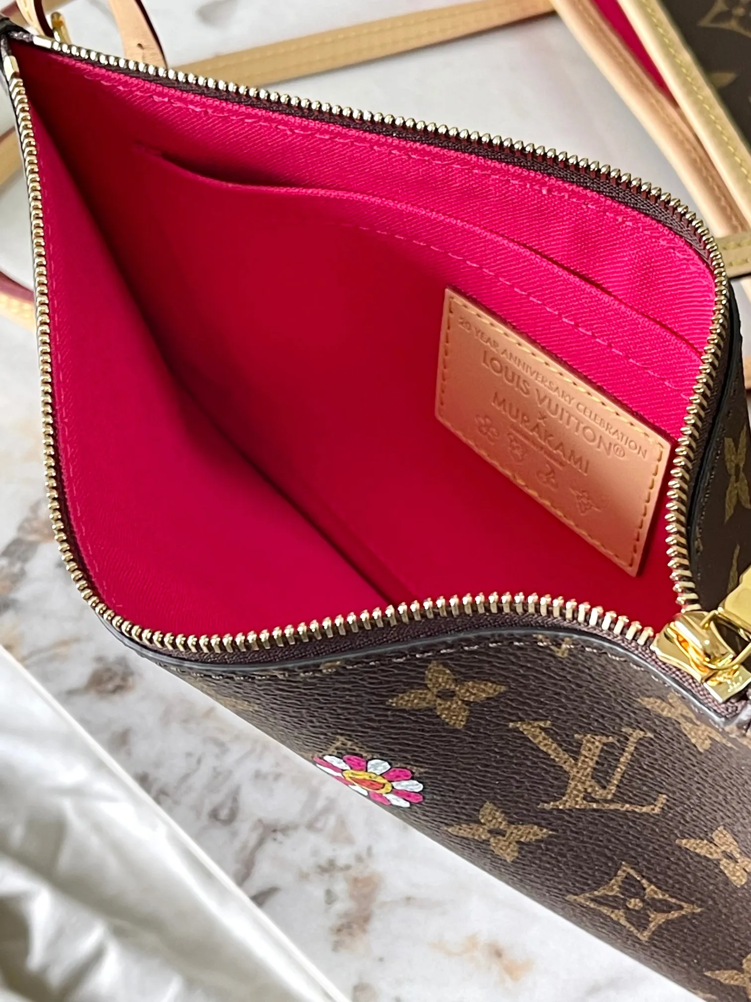 p2260 [Special grade MB163c01 chip version original leather] This NeverFull MM handbag Model: M13271 Presbyopia 163c01 chip version Material: A-grade all-steel hardware, imported original fabric Packaging: Full set of original duty-free MB packaging Dimensions: 31 x 28 x 14 cm