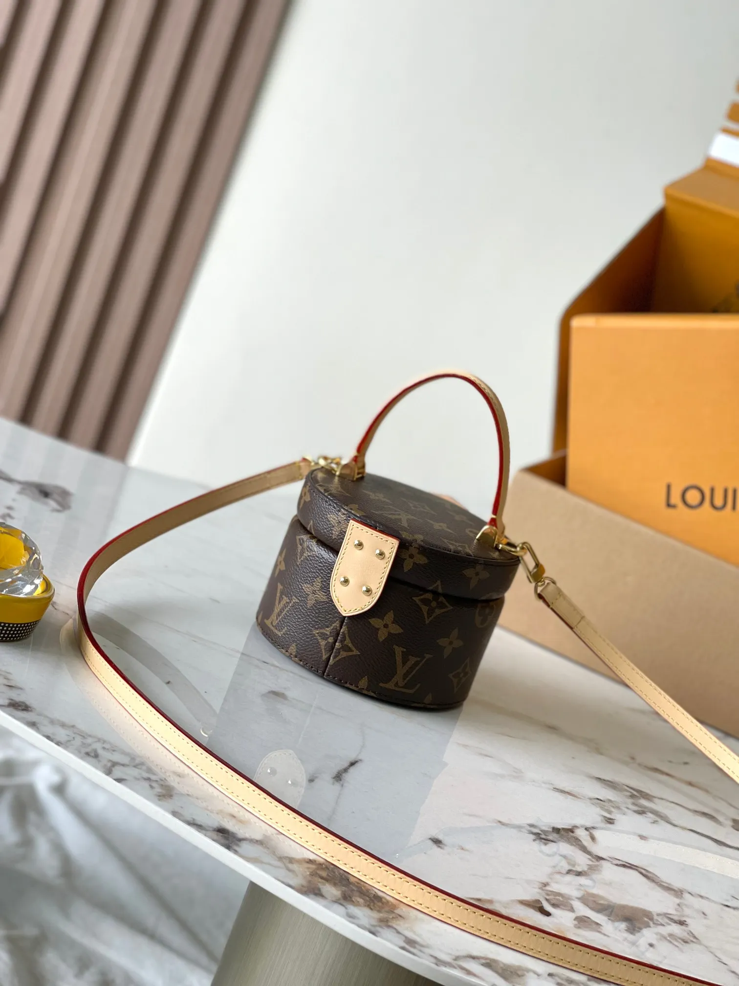 p2300 [Special grade MB original leather] This Scott handbag reinterprets the classic design of Louis Vuitton, transforming the cylindrical Scott box into a fashionable and versatile piece. Model: M46933 dynamic chip Material: A-grade all-steel hardware, imported original fabric Packaging: full set of original factory duty-free MB packaging Size: 13.5*9*11.5CM