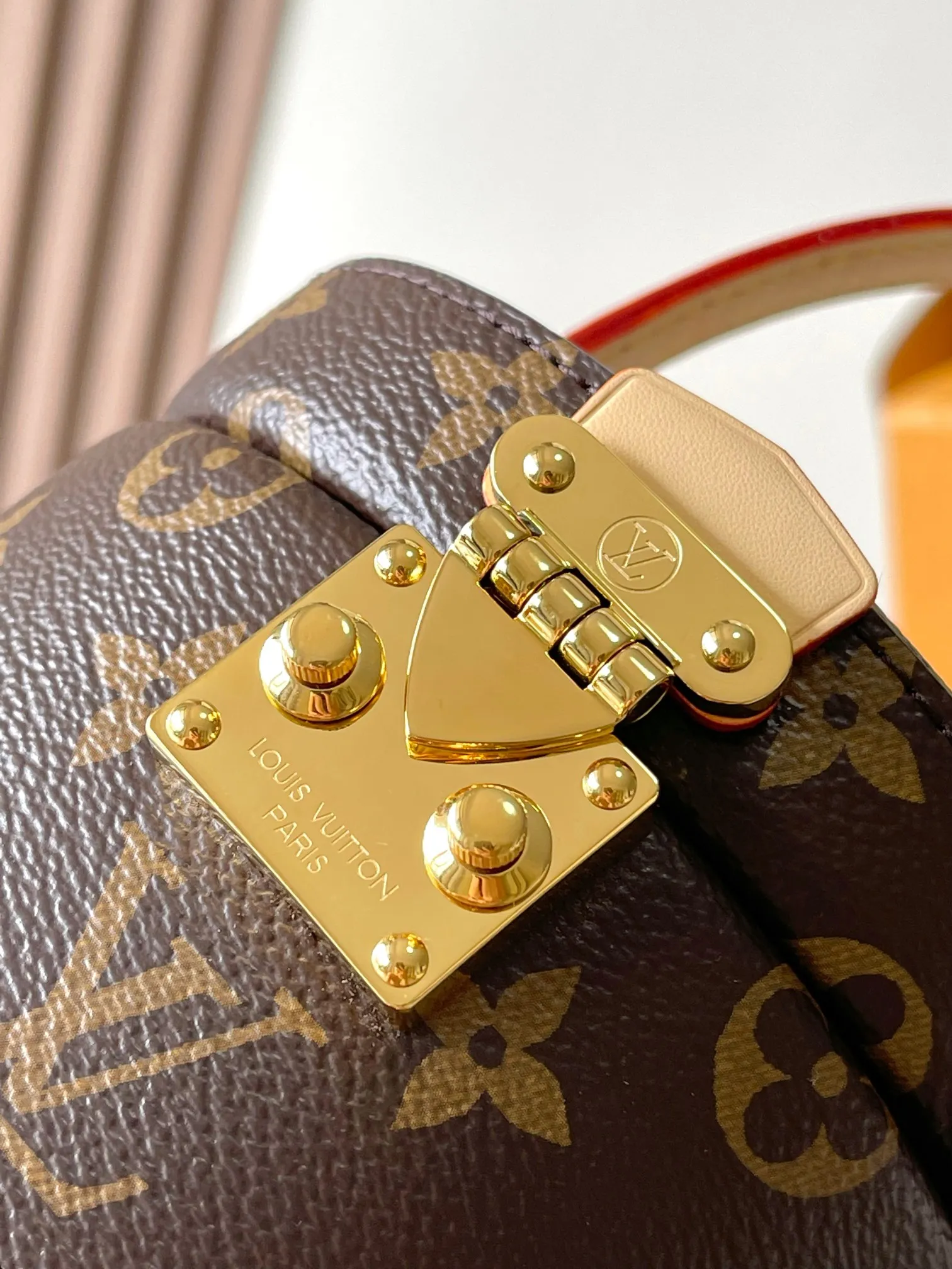 p2300 [Special grade MB original leather] This Scott handbag reinterprets the classic design of Louis Vuitton, transforming the cylindrical Scott box into a fashionable and versatile piece. Model: M46933 dynamic chip Material: A-grade all-steel hardware, imported original fabric Packaging: full set of original factory duty-free MB packaging Size: 13.5*9*11.5CM