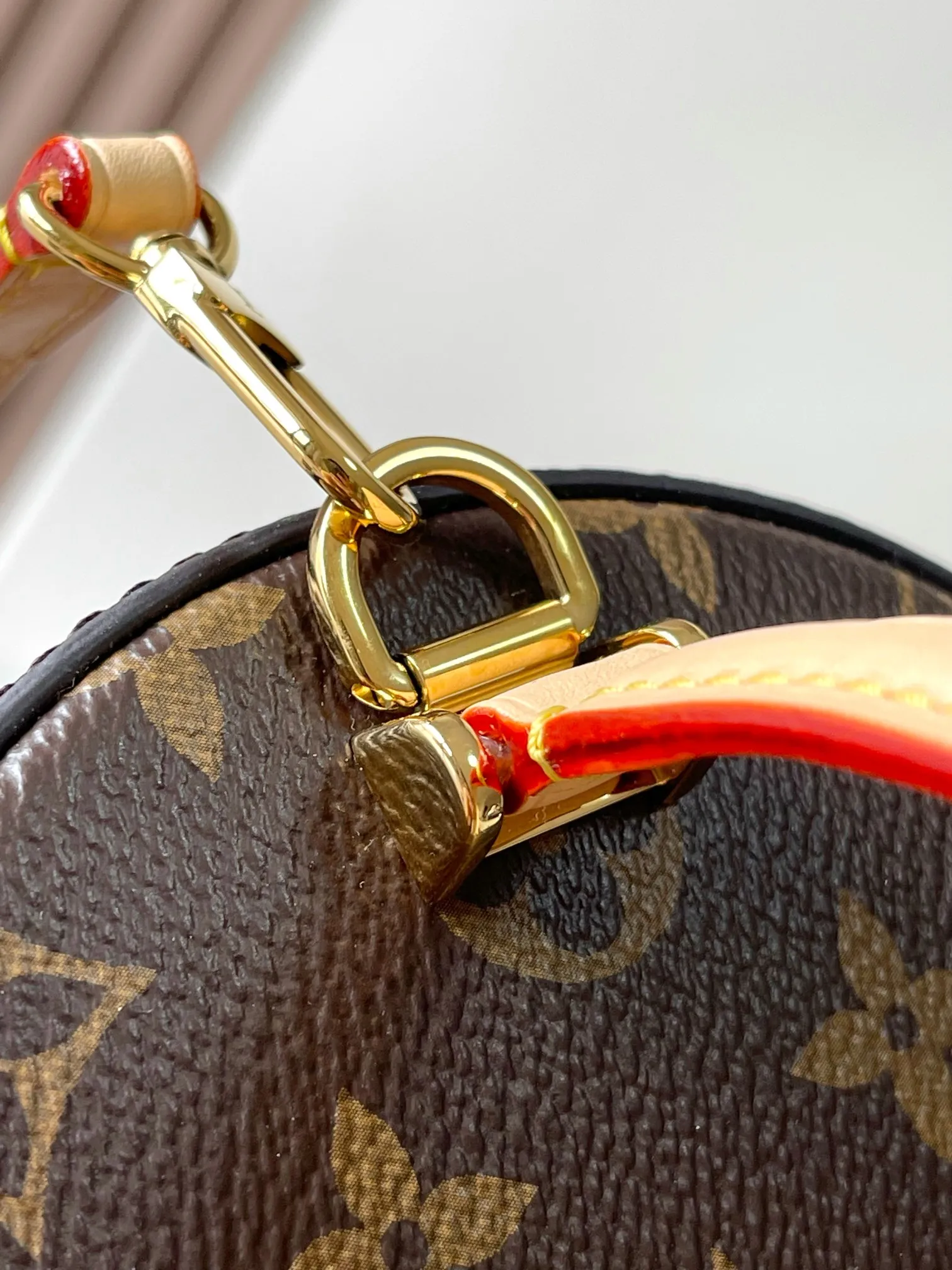 p2300 [Special grade MB original leather] This Scott handbag reinterprets the classic design of Louis Vuitton, transforming the cylindrical Scott box into a fashionable and versatile piece. Model: M46933 dynamic chip Material: A-grade all-steel hardware, imported original fabric Packaging: full set of original factory duty-free MB packaging Size: 13.5*9*11.5CM