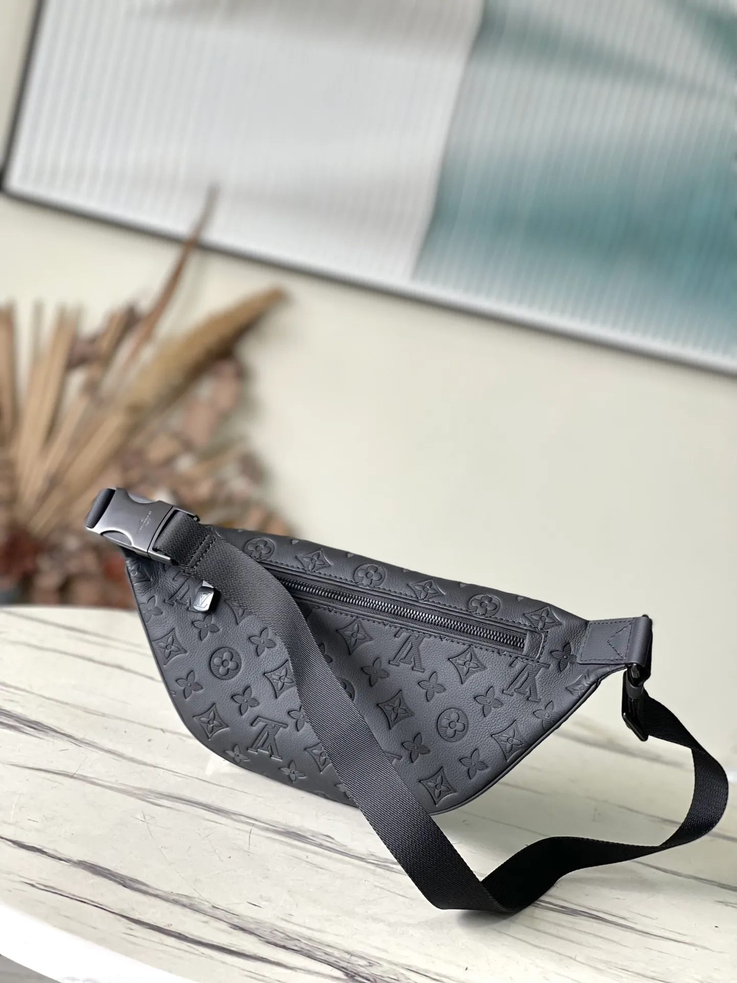 💰760 (top-grain leather) top original order M46036 This Discovery waist bag is made of soft Monogram Shadow embossed cow leather, conveying a casual personality with retro touches. Front and rear zip pockets provide easy access to your phone, keys and cards. The adjustable belt also allows for shoulder or cross-body wear. Dimensions: 44 × 15 × 9 cm