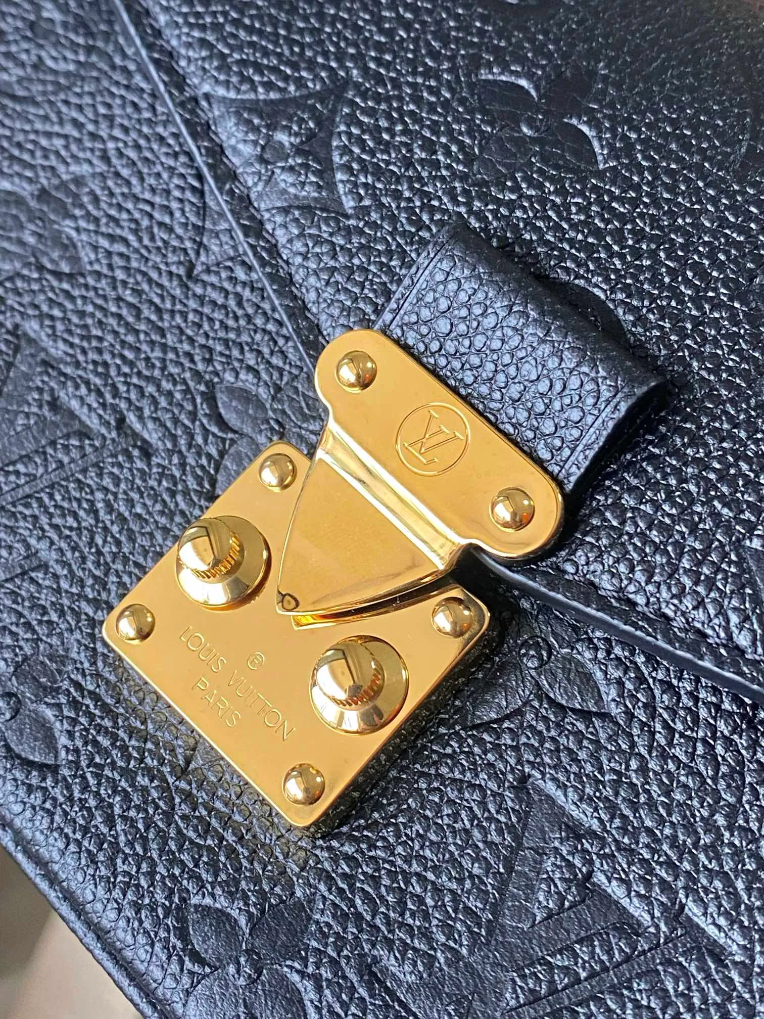 💰1100 (top layer leather) top original order M46595. Support counter inspection. Photos taken of duty-free goods are consistent with the product without unpacking. This product is an exclusive duty-free product in the market and is the highest-end product. Inspection is supported. This product has passed strict inspection and is flawless. Please wear gloves when touching the product. This product is not returnable or exchangeable. Please confirm the product first and then remove the label on the handle. This product is temporarily not open to the public, only regular customers, and is in short supply. Dimensions: 21.5 x 13.5 x 3 cm